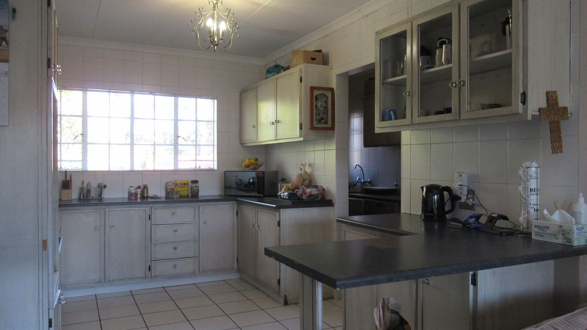 Kitchen - 13 square meters of property in Radiokop