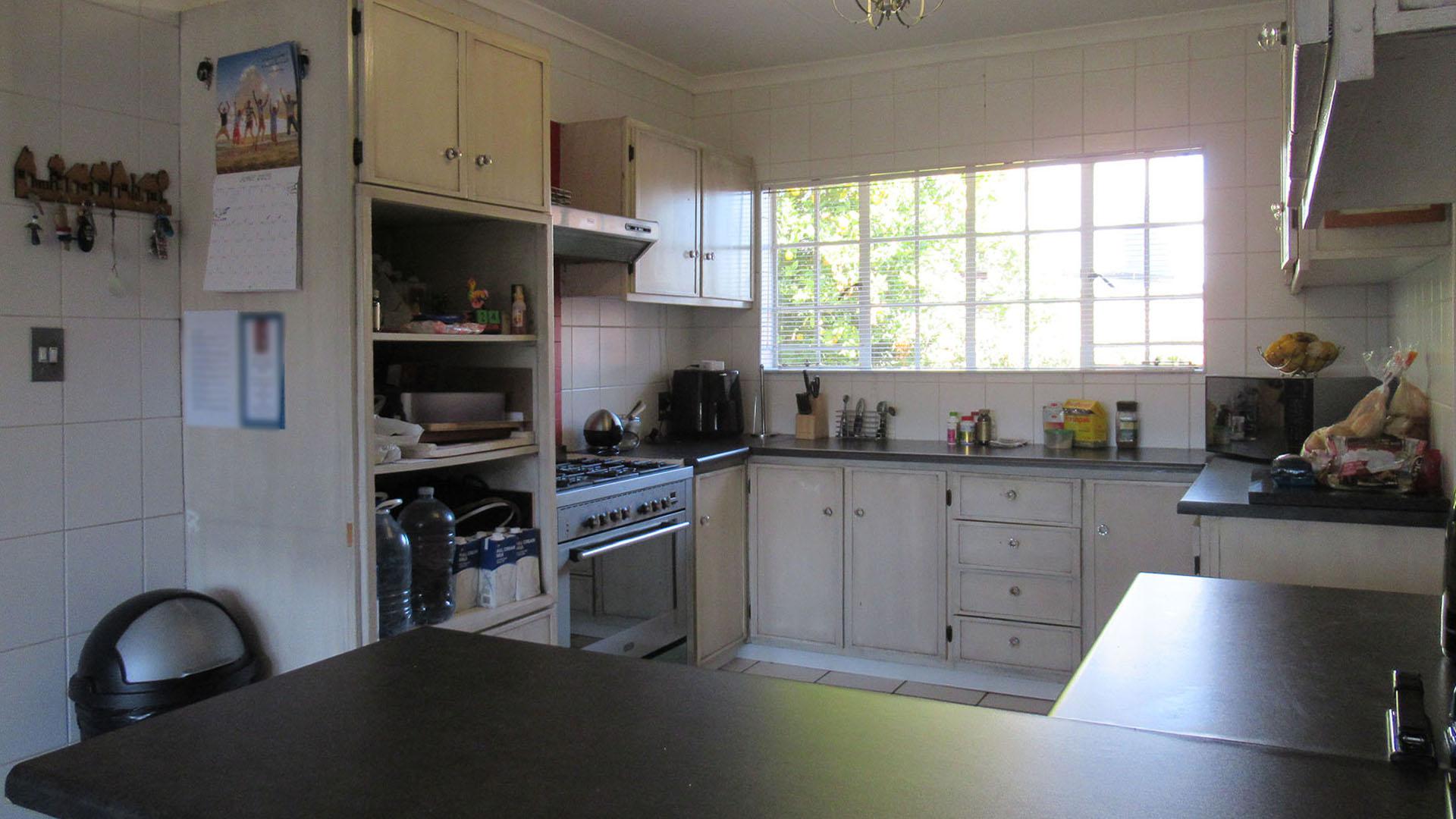 Kitchen - 13 square meters of property in Radiokop