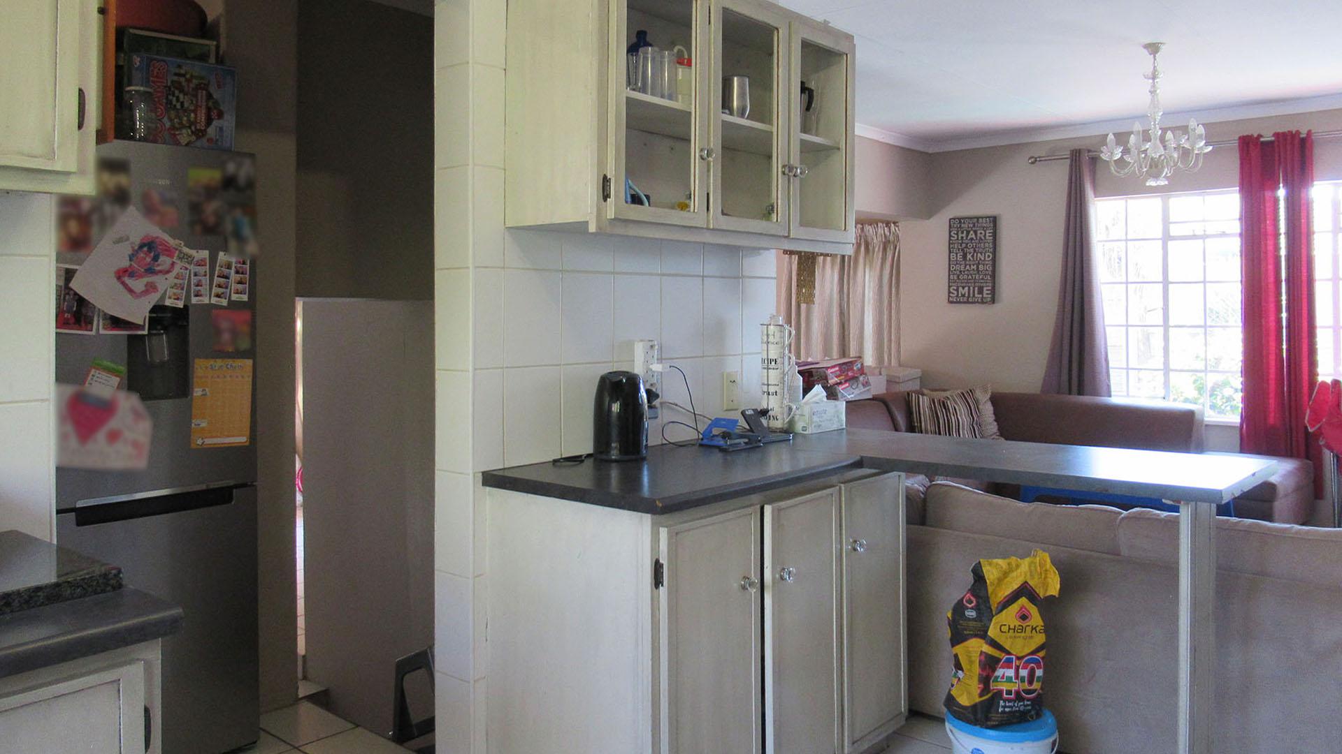 Kitchen - 13 square meters of property in Radiokop
