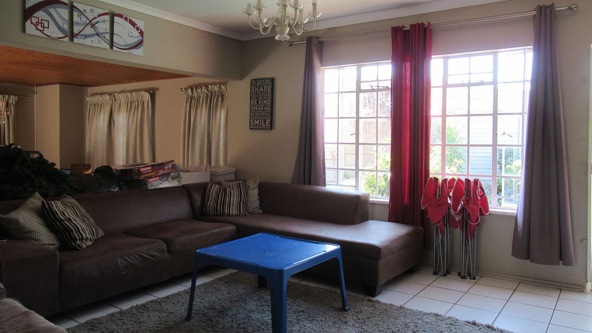 Dining Room - 21 square meters of property in Radiokop