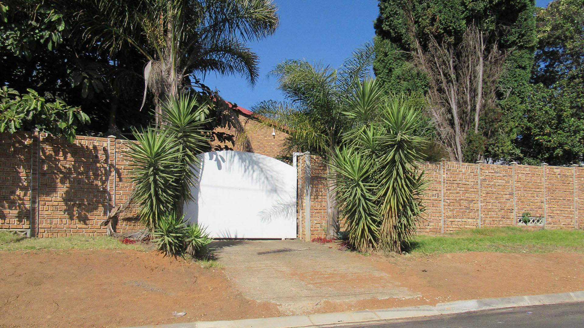 Front View of property in Radiokop