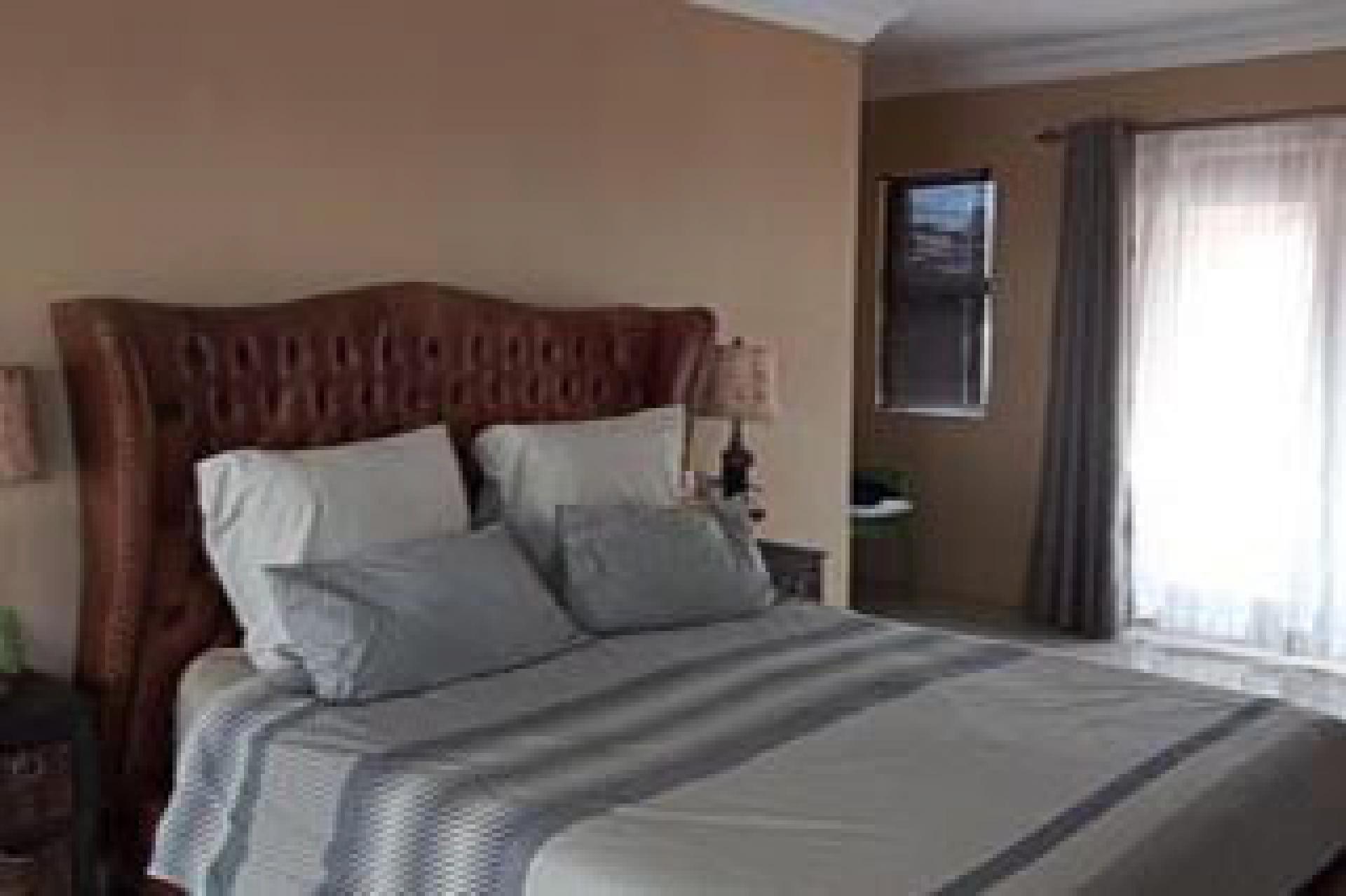 Main Bedroom of property in Mahube Valley