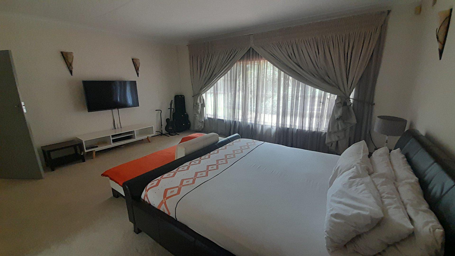 Main Bedroom of property in Ferndale - JHB