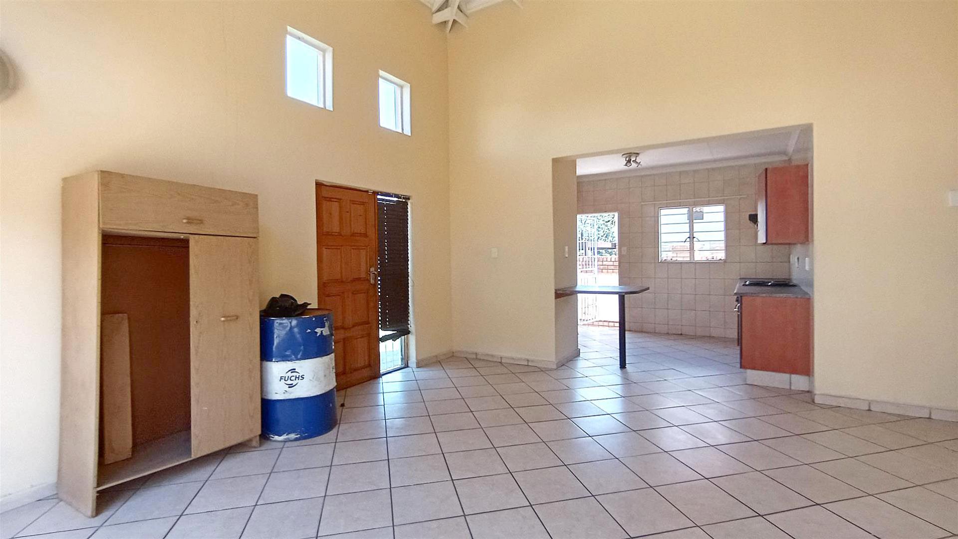 Lounges - 29 square meters of property in Reyno Ridge