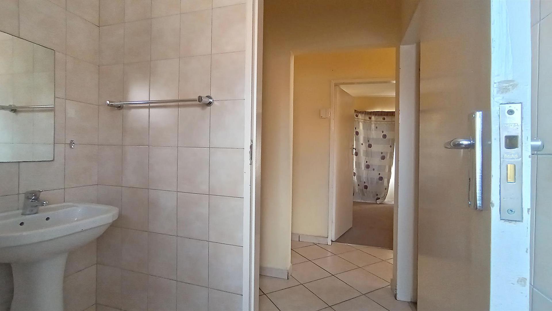 Bathroom 1 - 4 square meters of property in Reyno Ridge