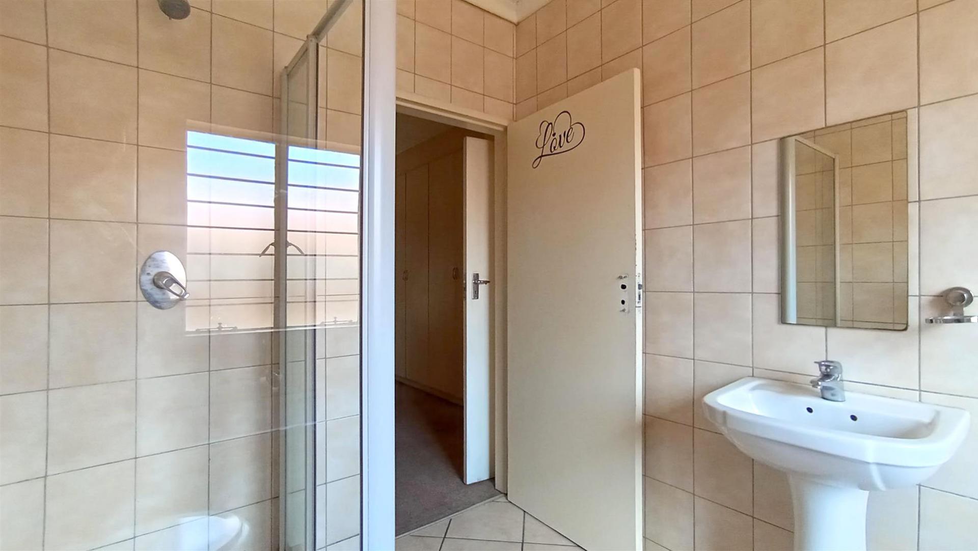 Main Bathroom - 8 square meters of property in Reyno Ridge