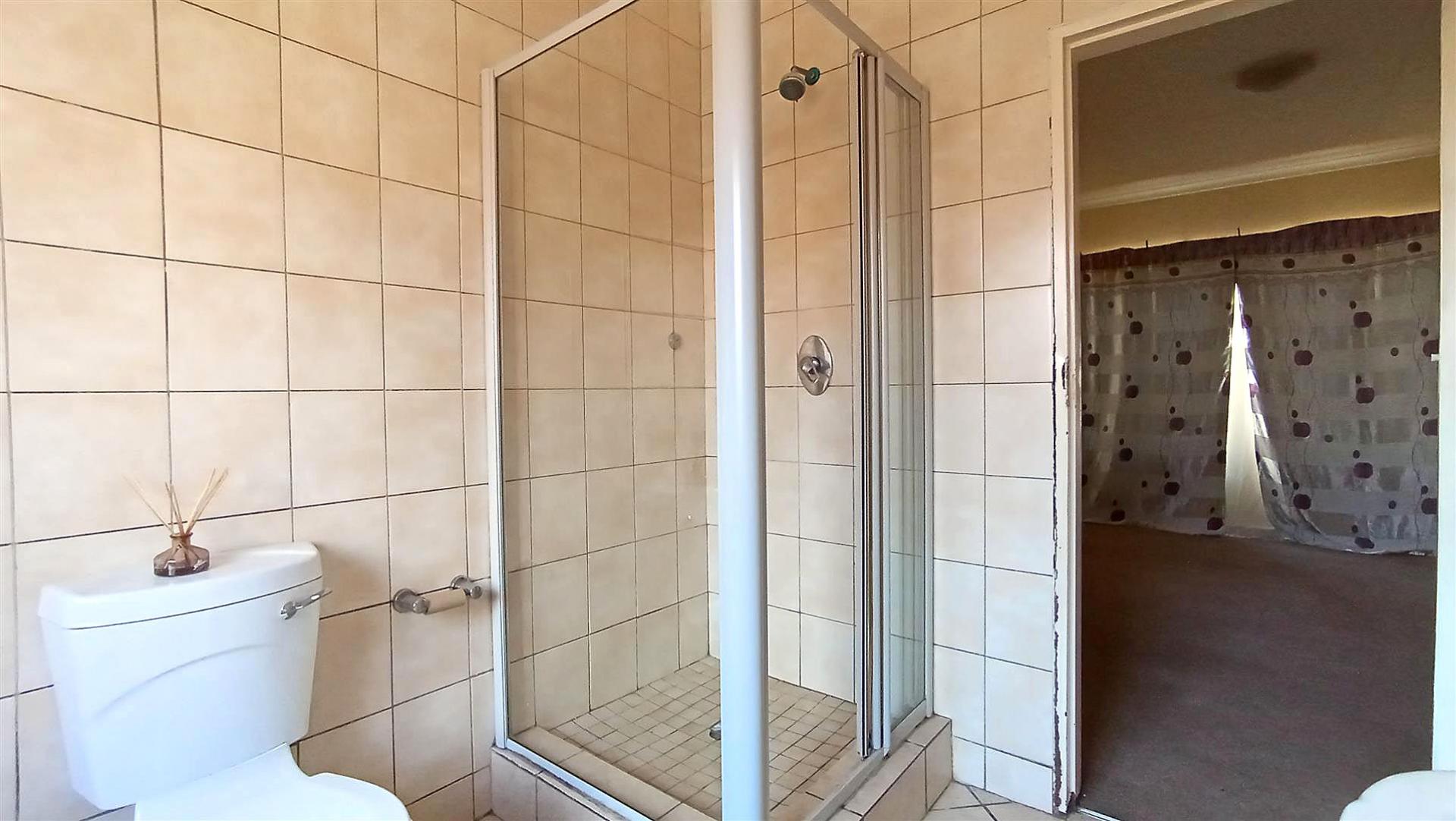 Main Bathroom - 8 square meters of property in Reyno Ridge