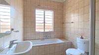 Main Bathroom - 8 square meters of property in Reyno Ridge