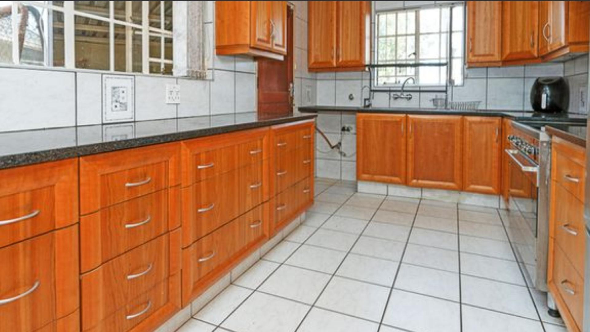 Kitchen - 14 square meters of property in Van Riebeeckpark