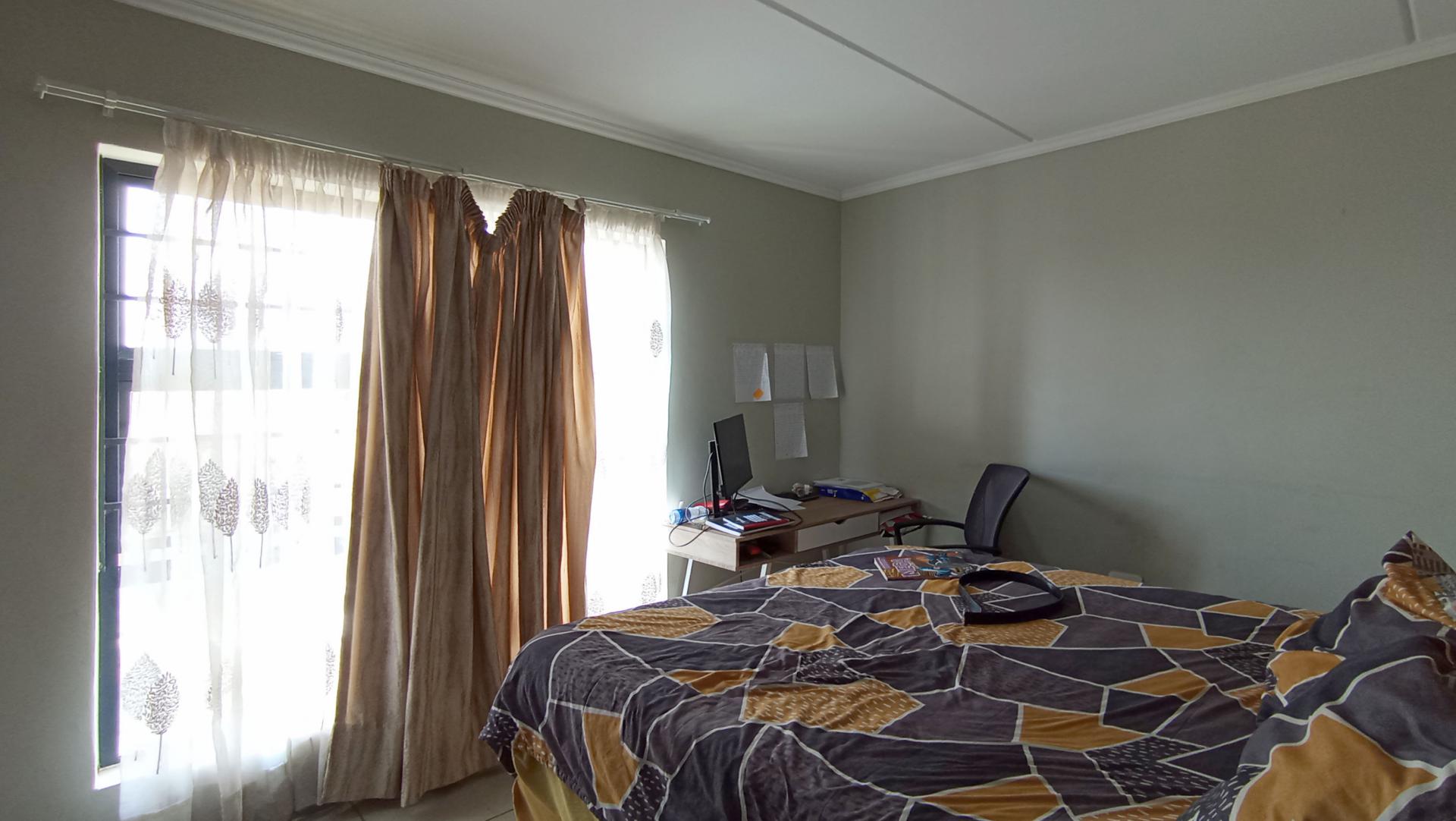 Main Bedroom - 12 square meters of property in Amberfield