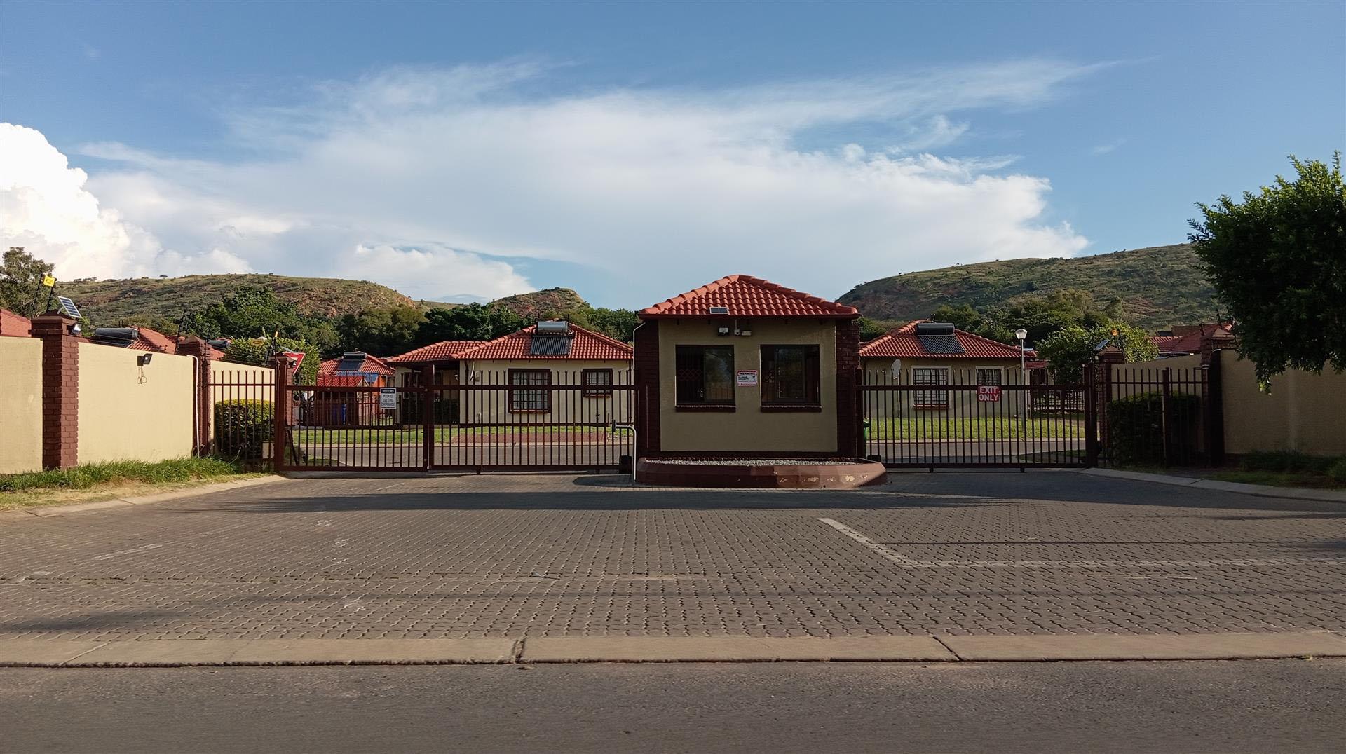 Front View of property in Heatherview