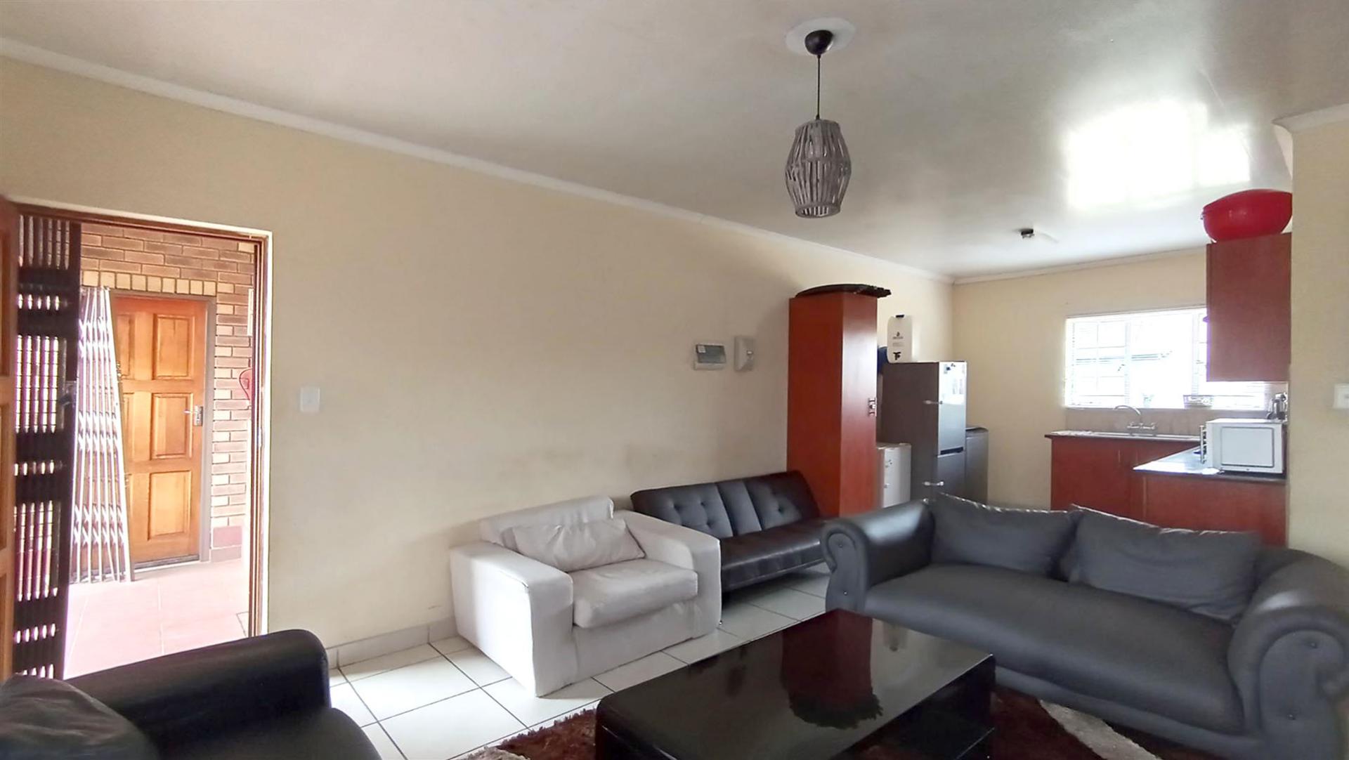 Lounges - 19 square meters of property in Waterval East