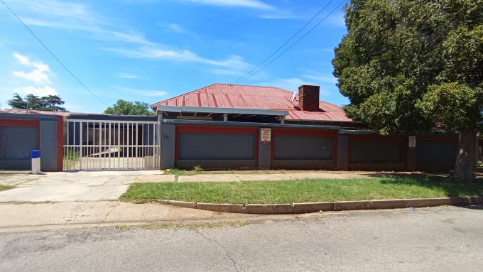 SA Home Loans Sale in Execution 3 Bedroom Freehold Residence for Sale in Maraisburg - MR612989