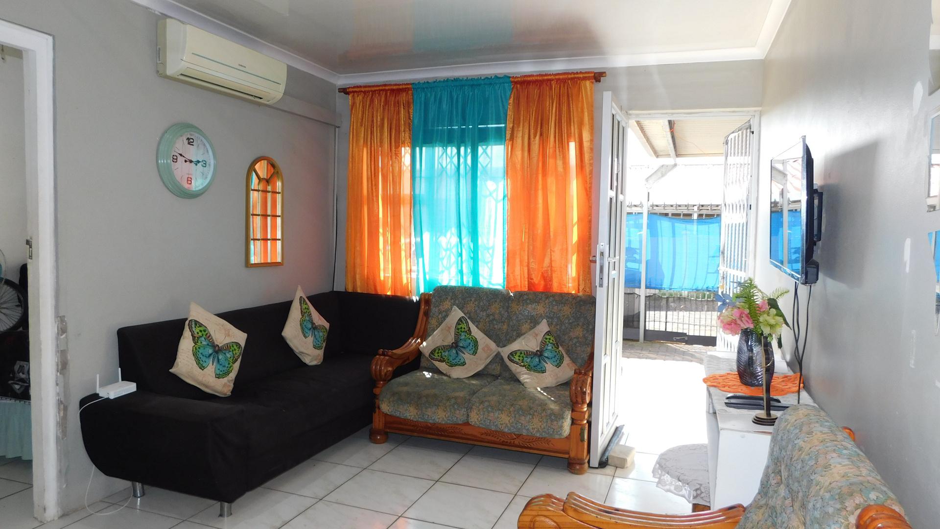 Lounges - 18 square meters of property in Austerville