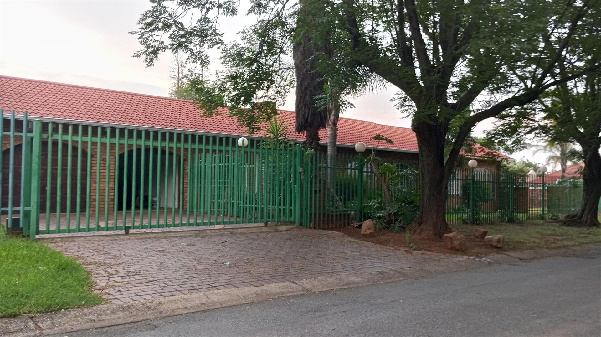 Front View of property in Farrarmere