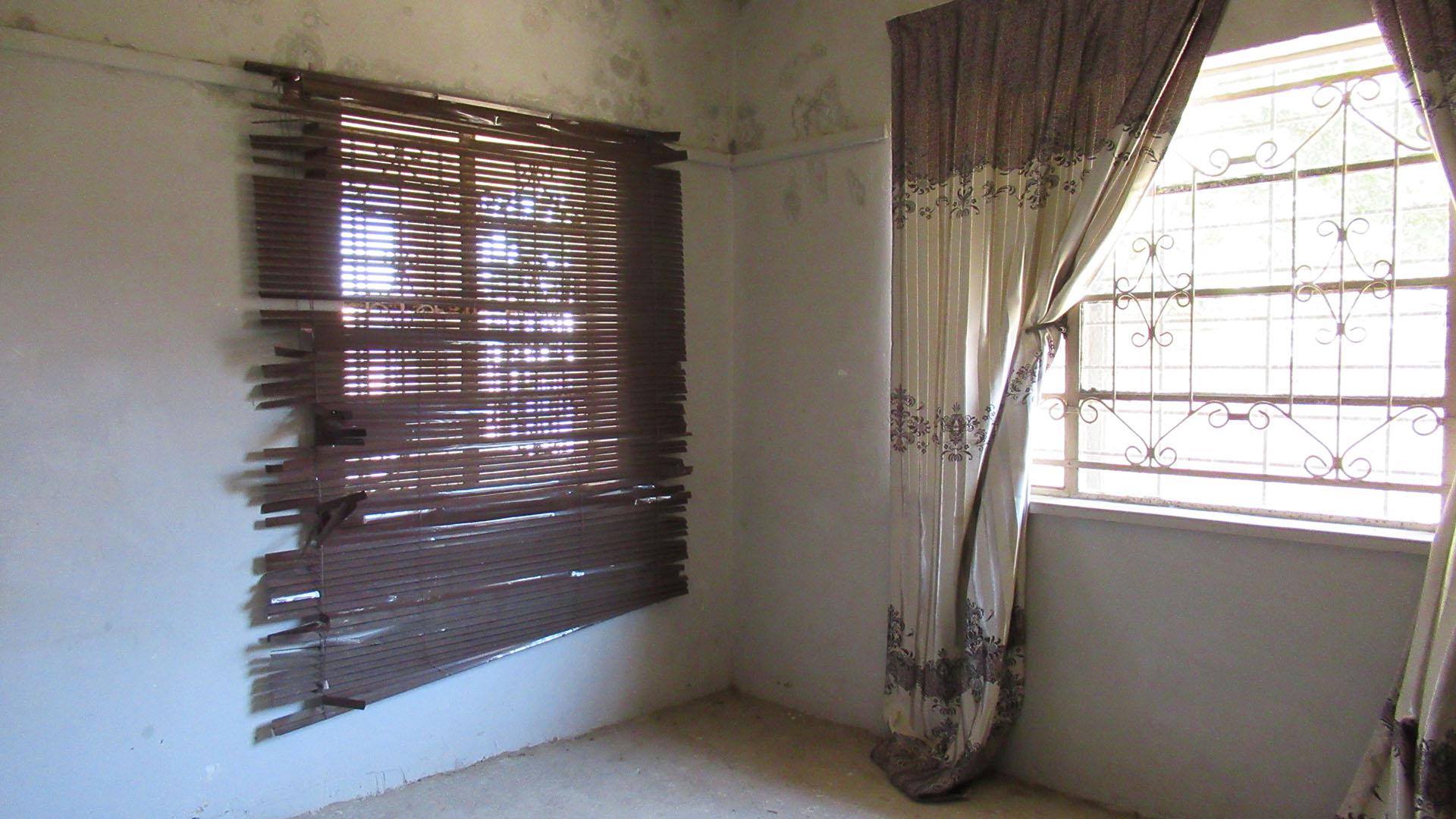 Bed Room 1 - 14 square meters of property in Turffontein