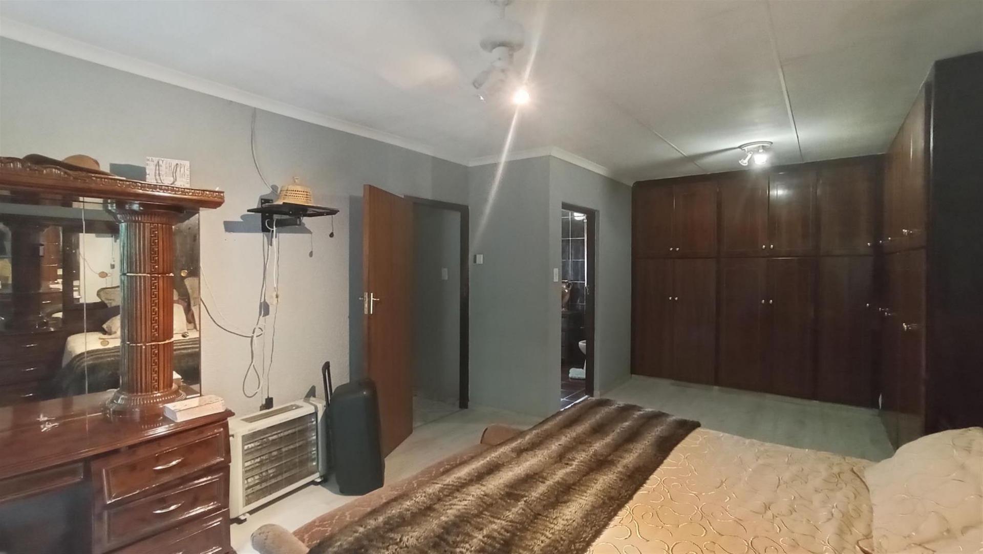 Main Bedroom - 28 square meters of property in Ferryvale