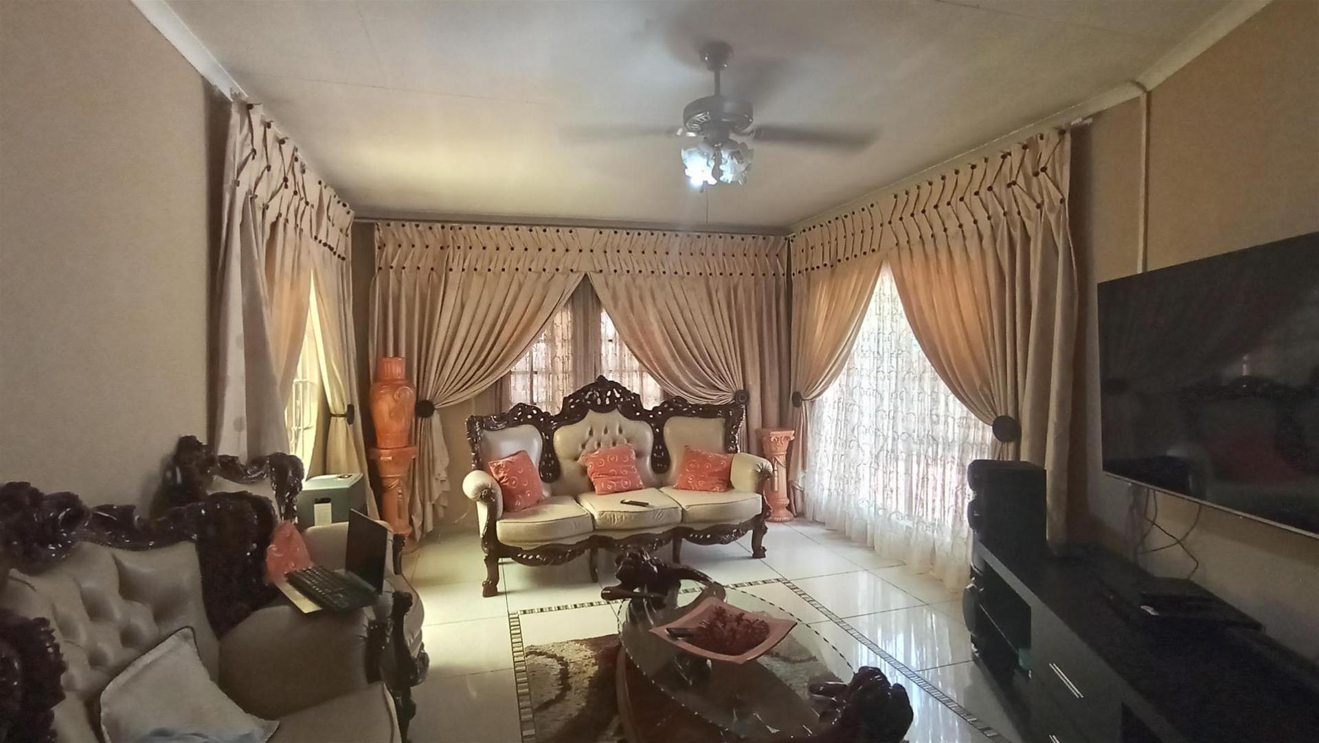 Lounges - 41 square meters of property in Ferryvale