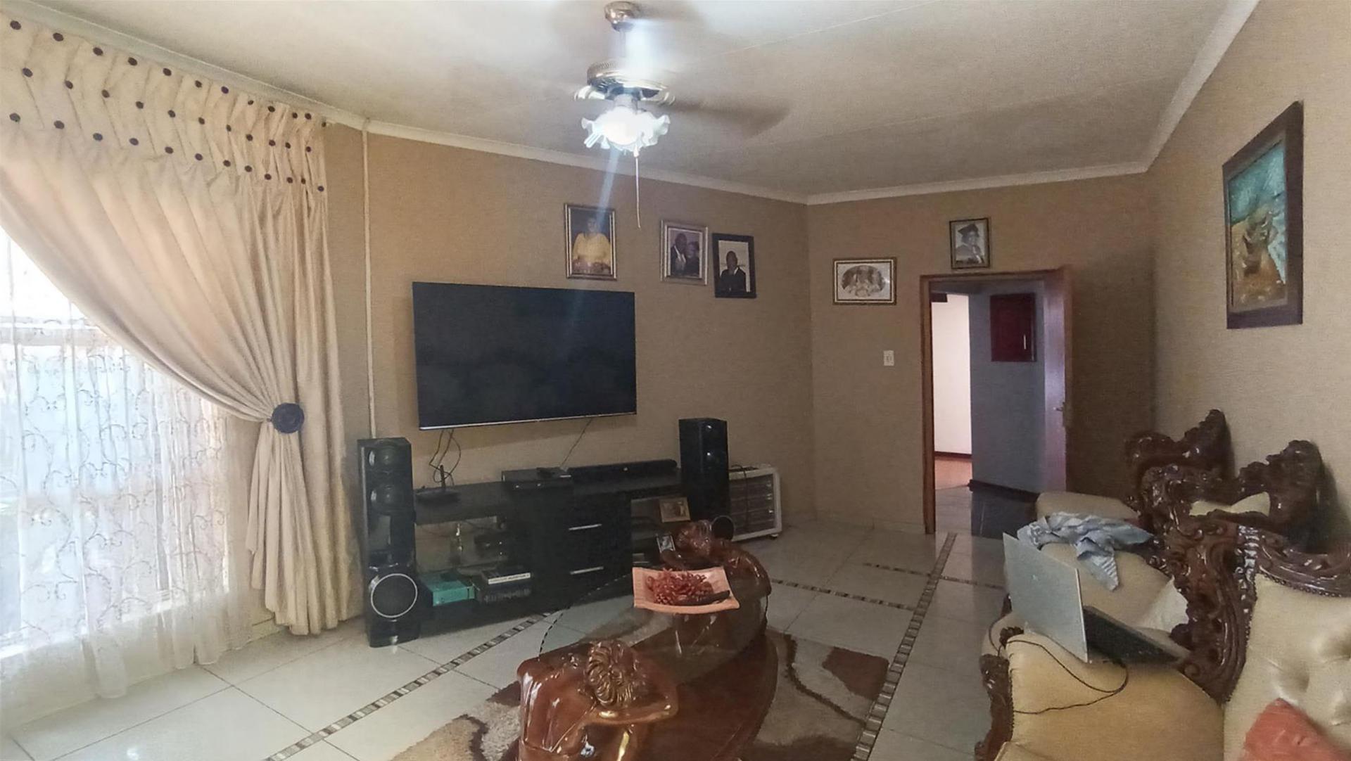 Lounges - 41 square meters of property in Ferryvale