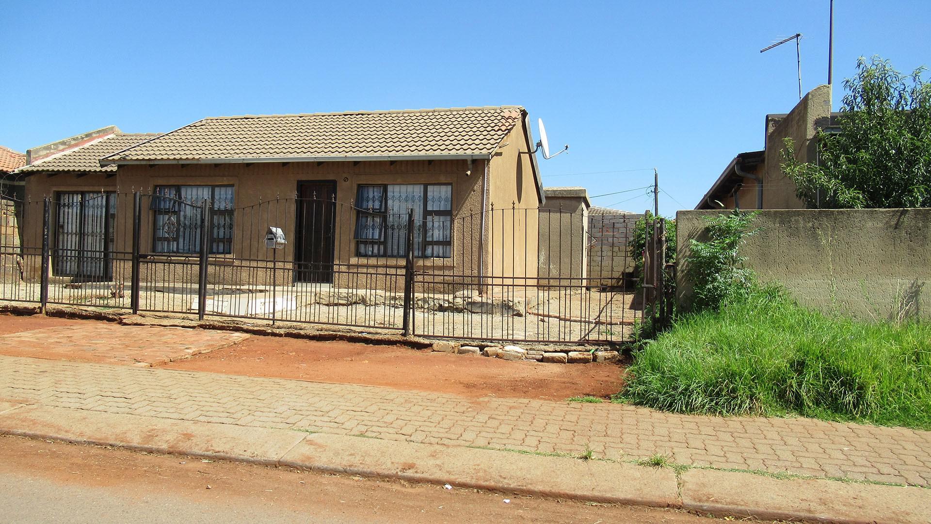 Front View of property in Vosloorus