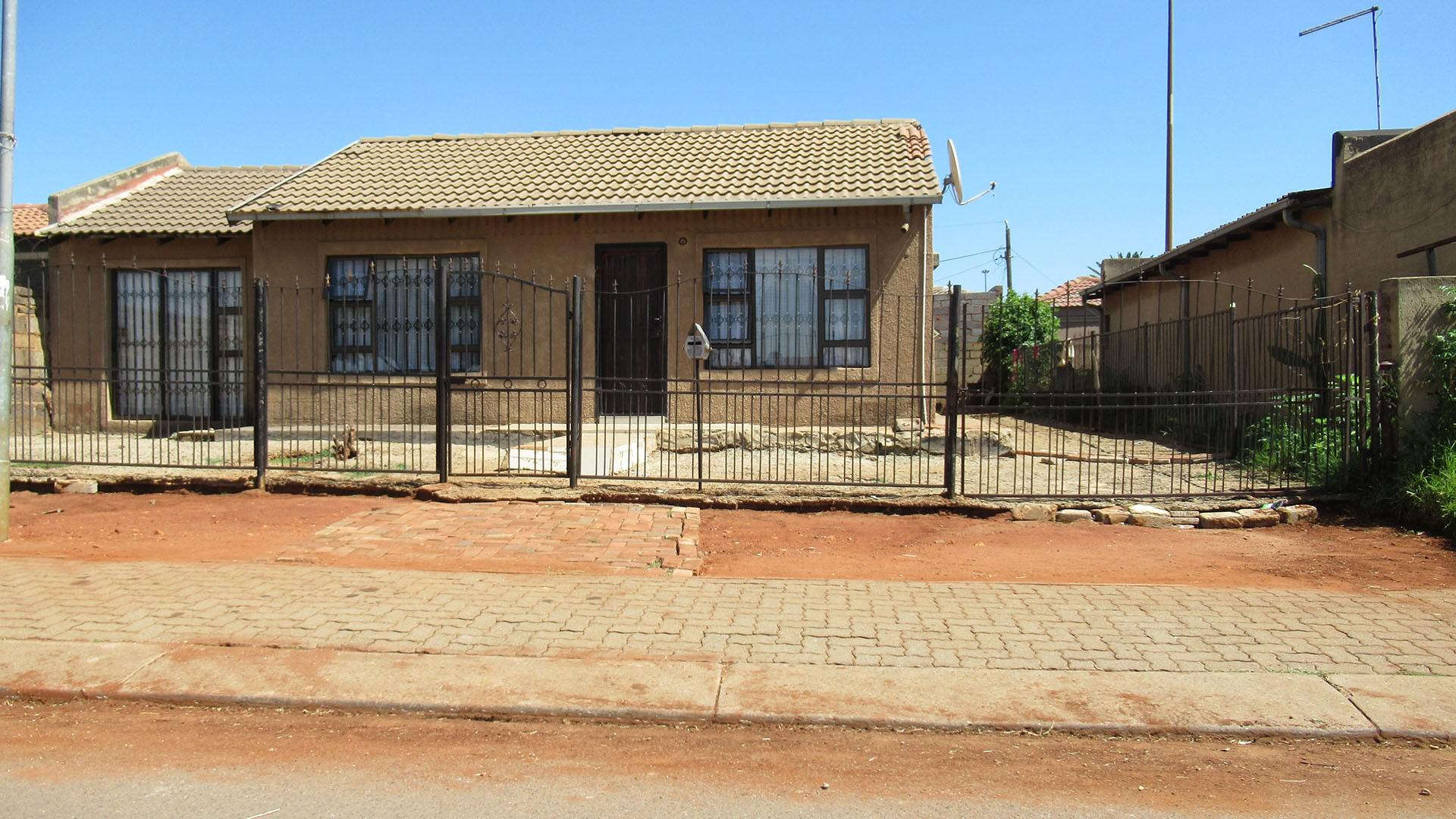 Front View of property in Vosloorus