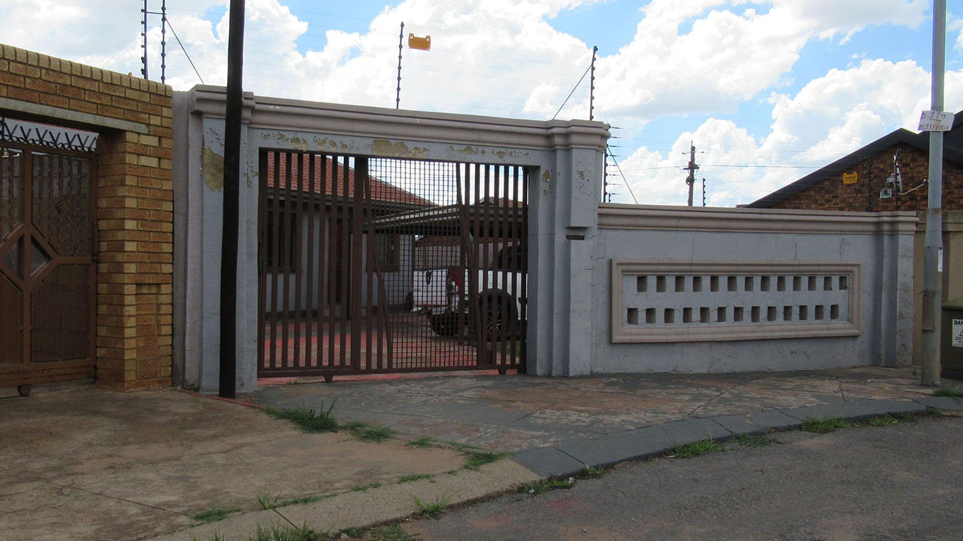 Front View of property in Dobsonville