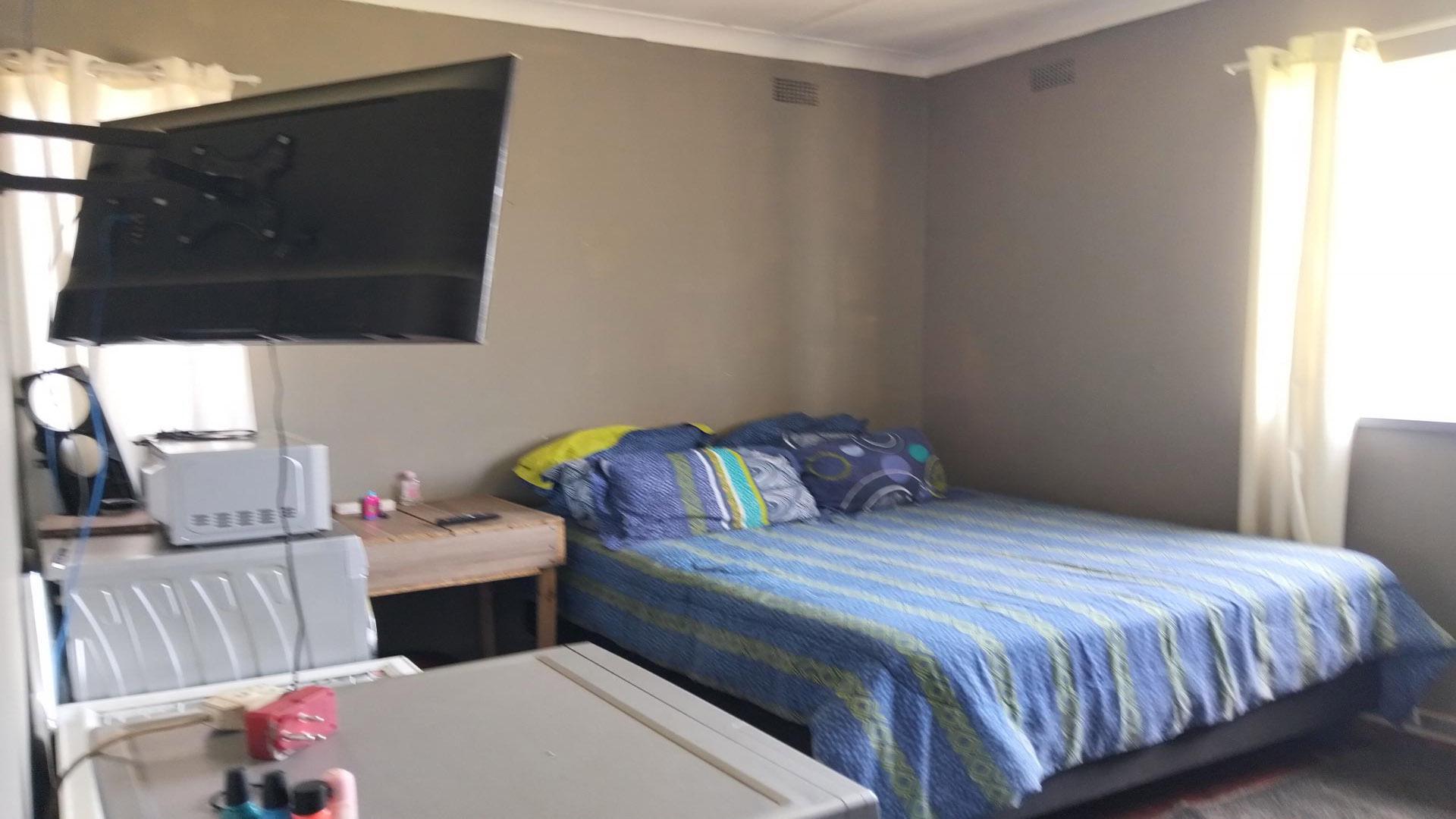 Bed Room 1 of property in Selection park