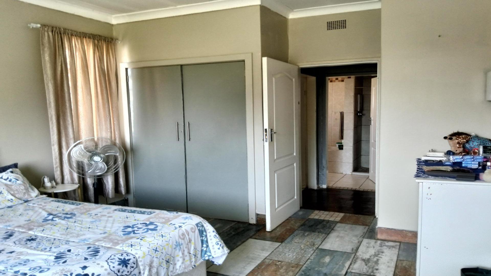 Bed Room 2 of property in Selection park