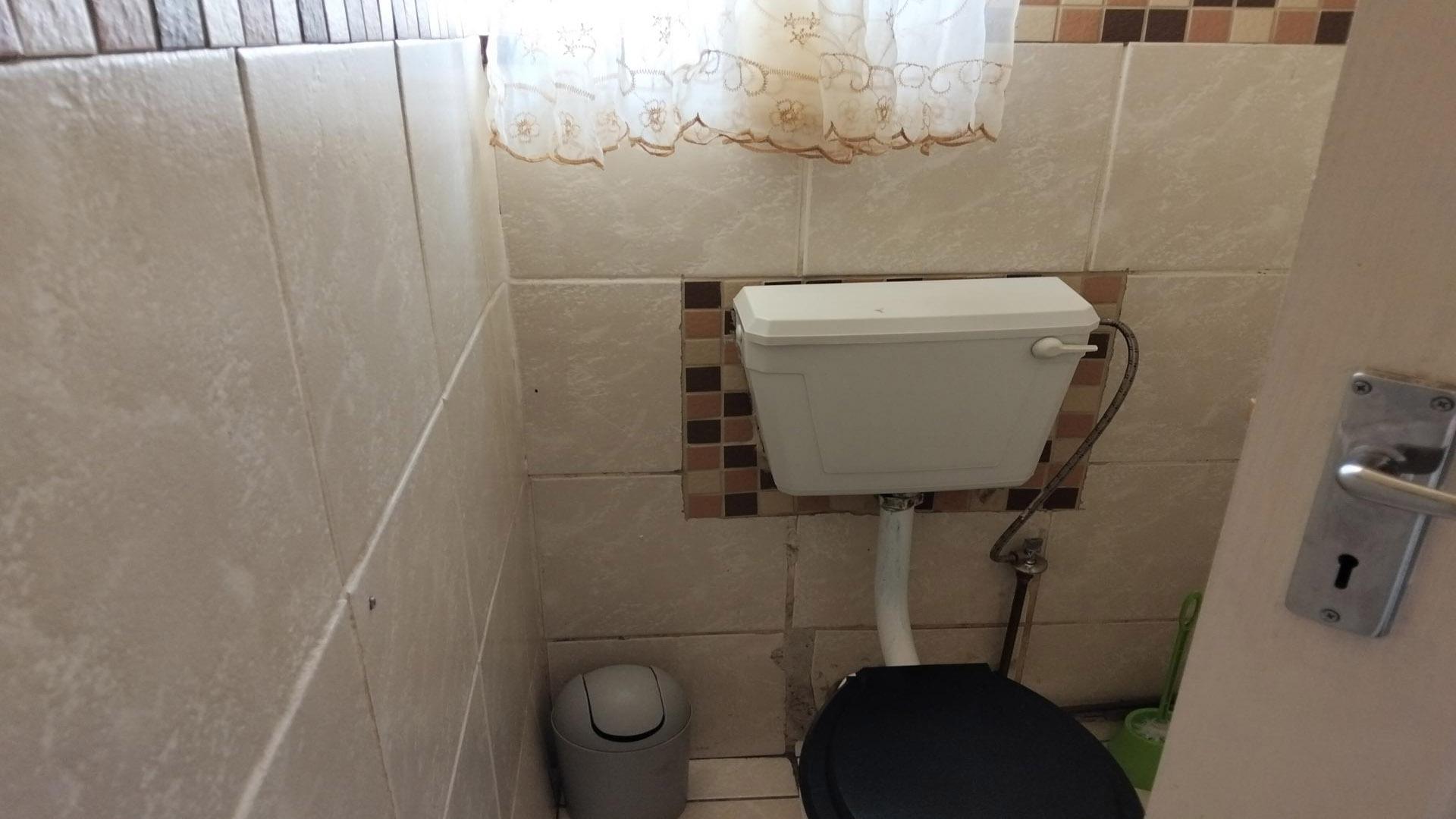 Bathroom 1 of property in Selection park