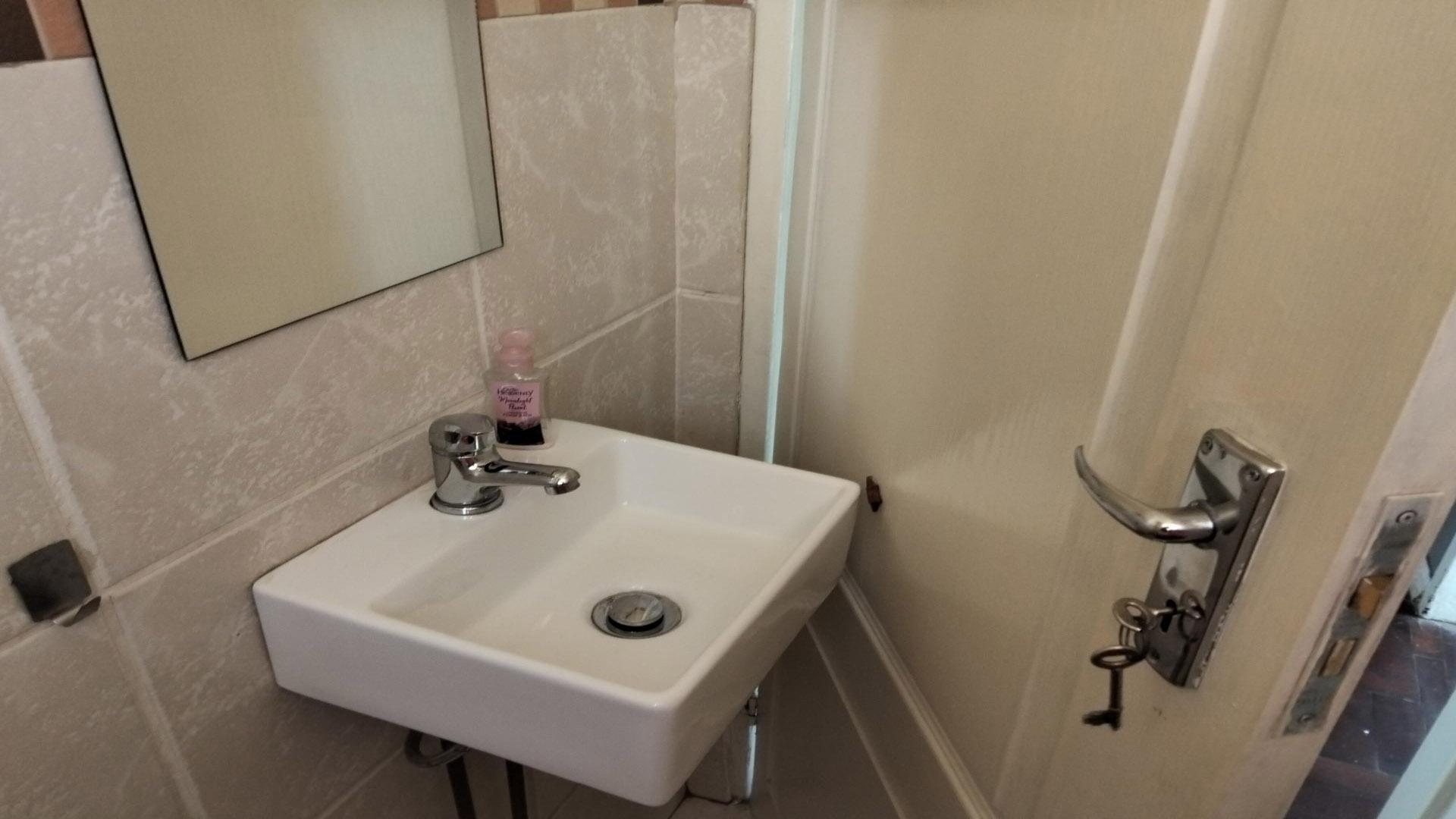 Bathroom 1 of property in Selection park