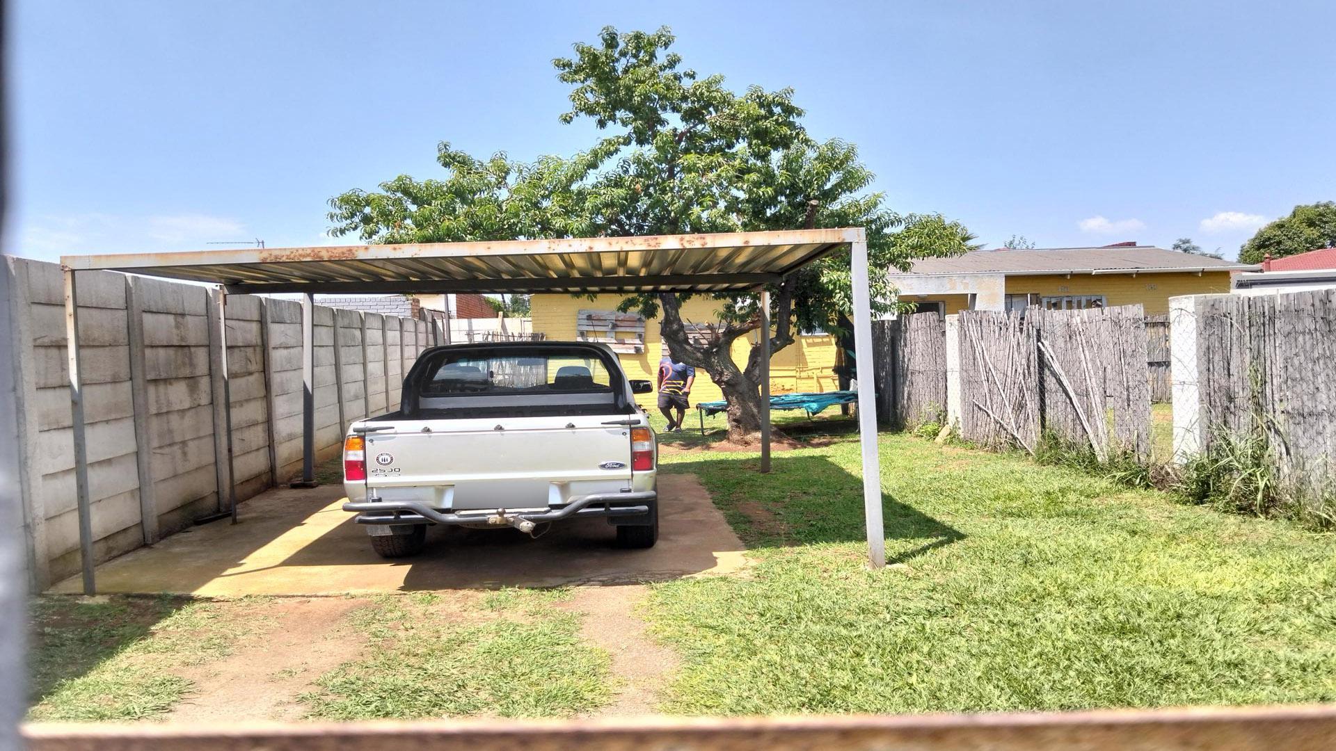 Carport  of property in Selection park