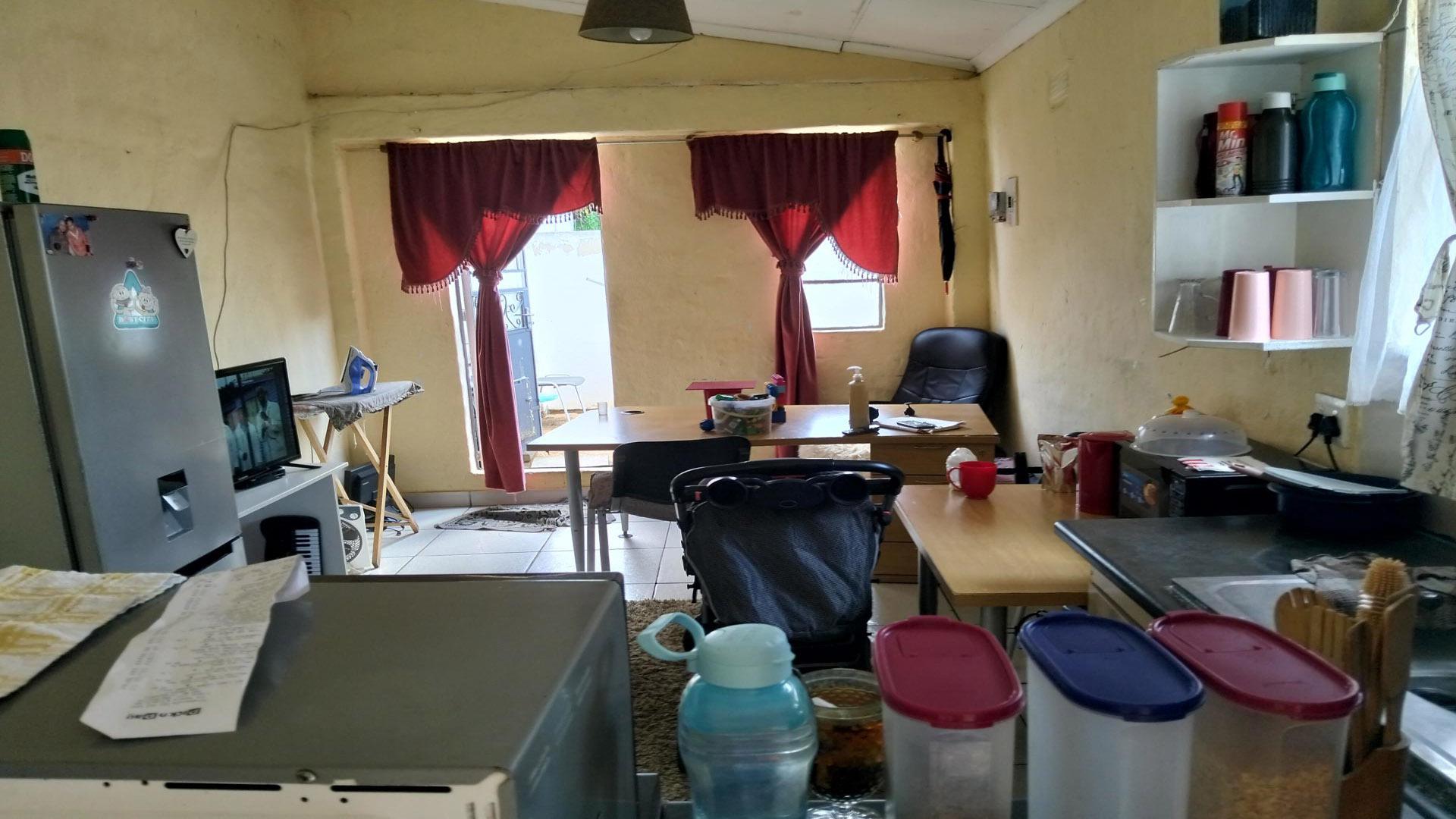 Kitchen of property in Selection park