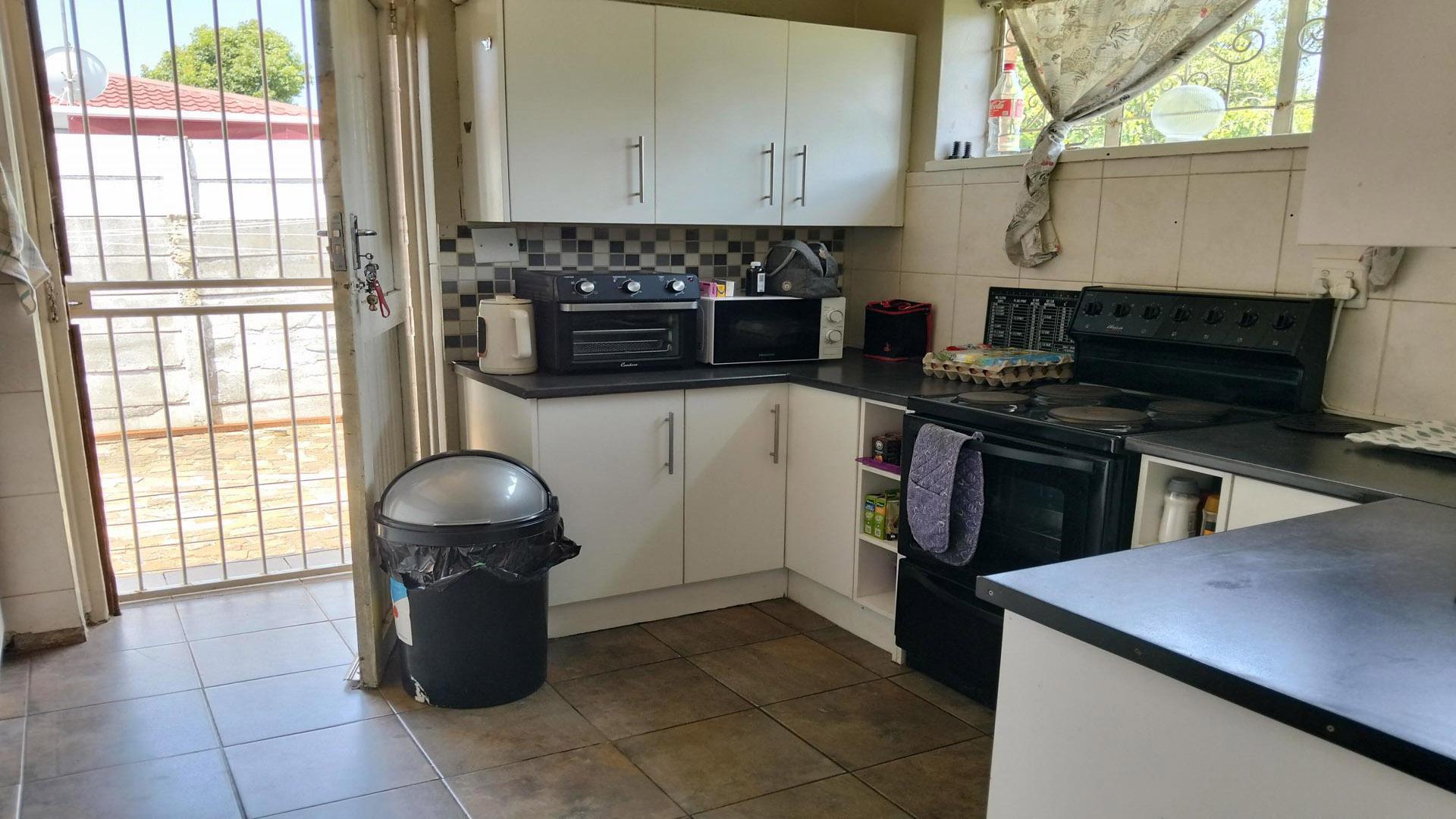 Kitchen of property in Selection park