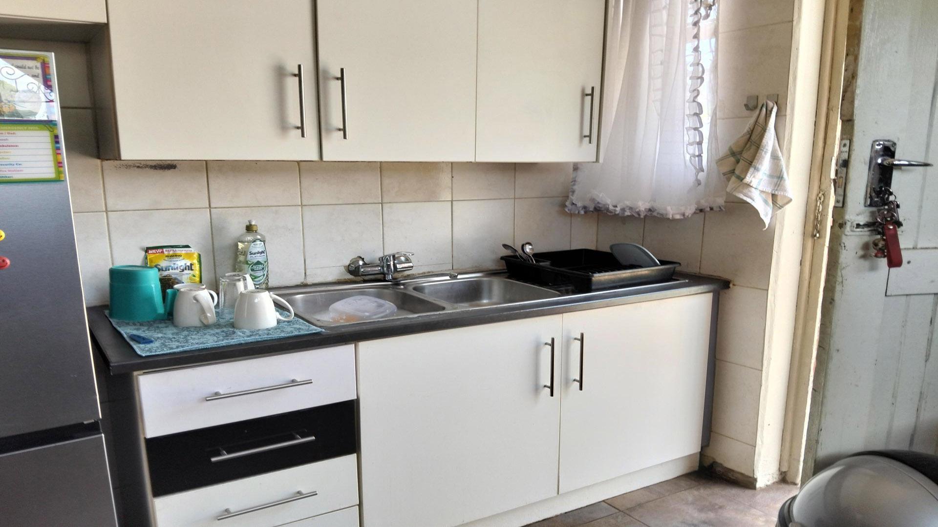Kitchen of property in Selection park