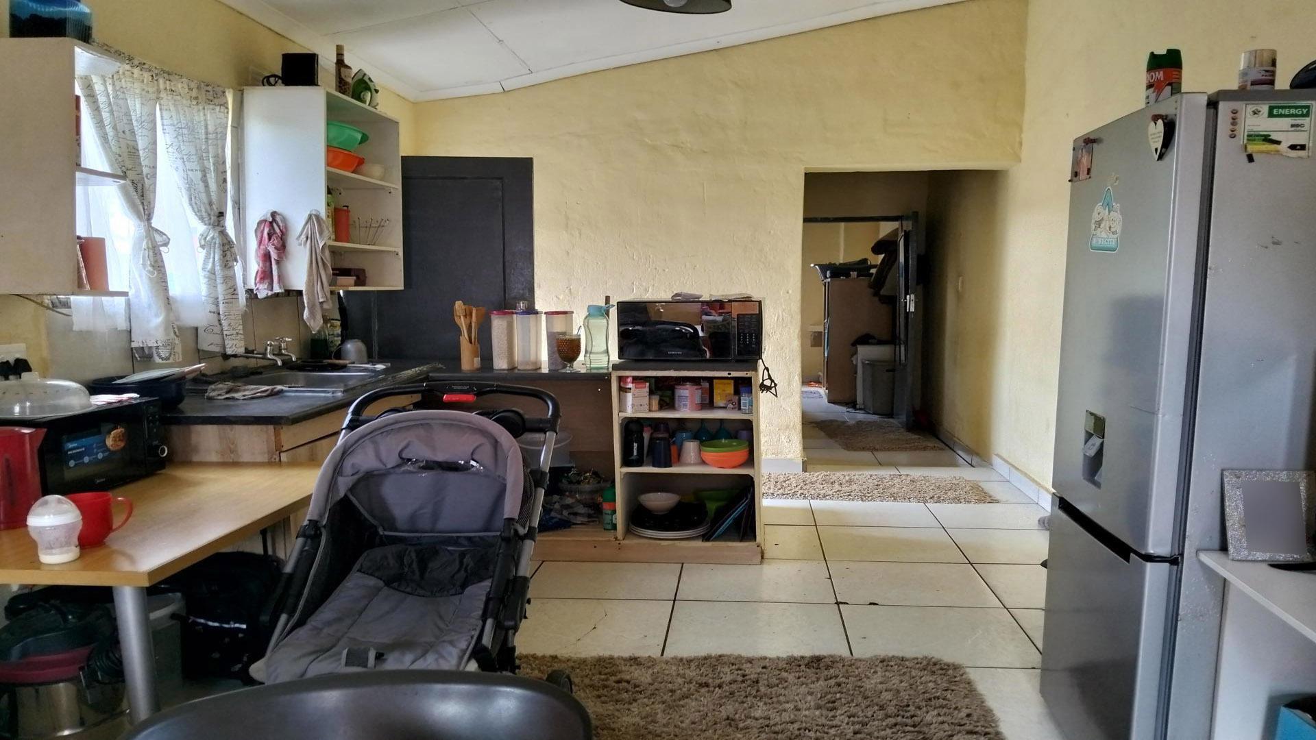 Kitchen of property in Selection park