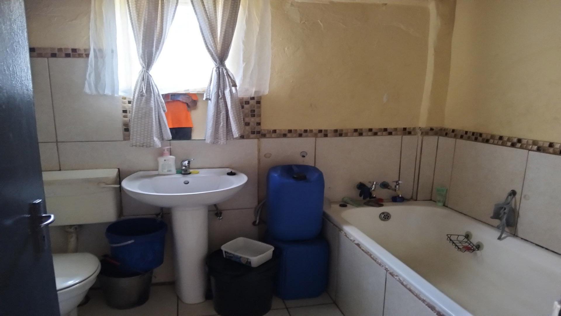 Bathroom 1 of property in Selection park