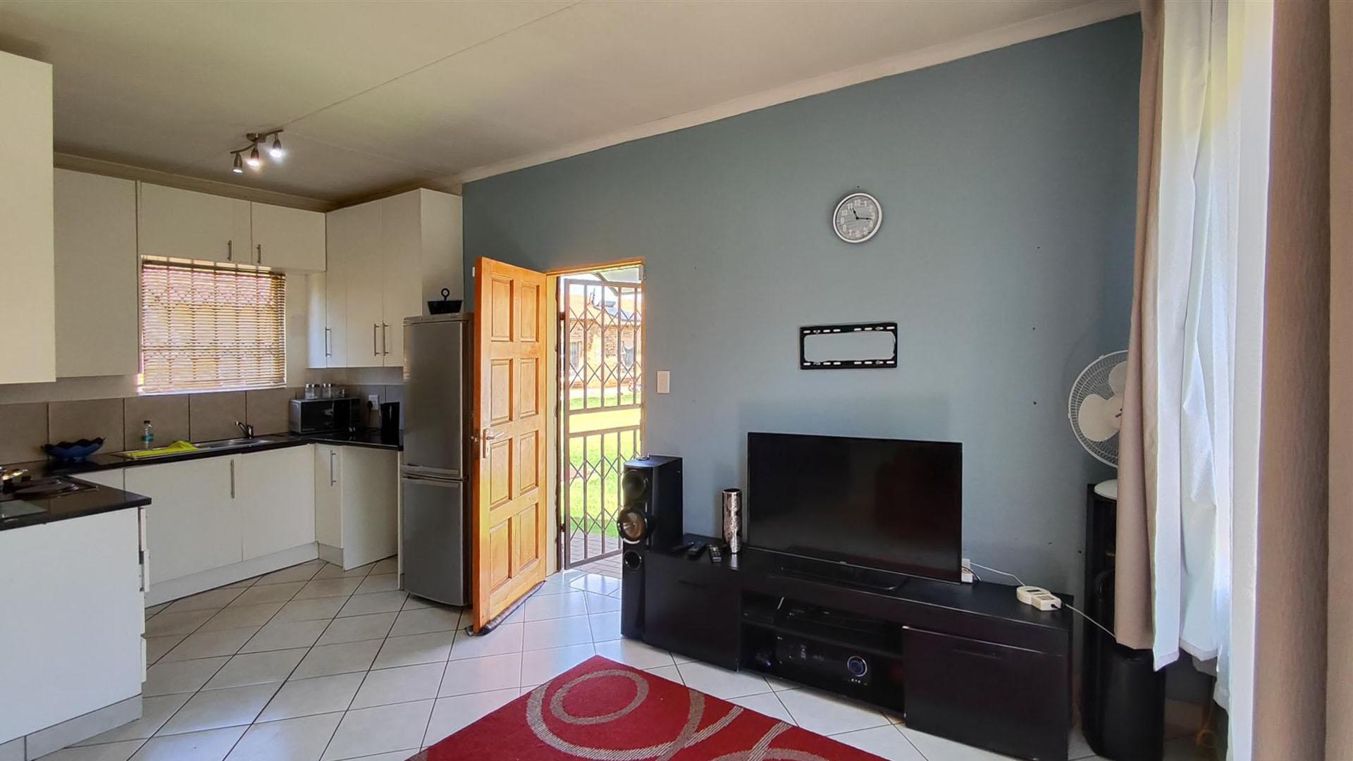 Lounges - 16 square meters of property in Dawn Park