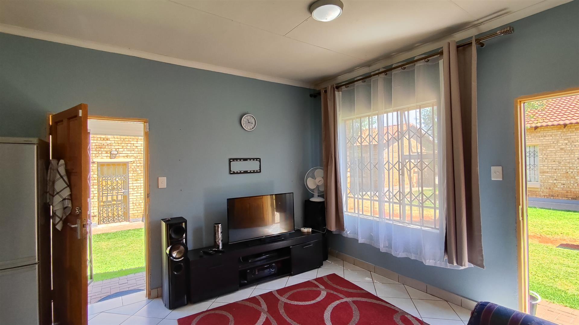 Lounges - 16 square meters of property in Dawn Park