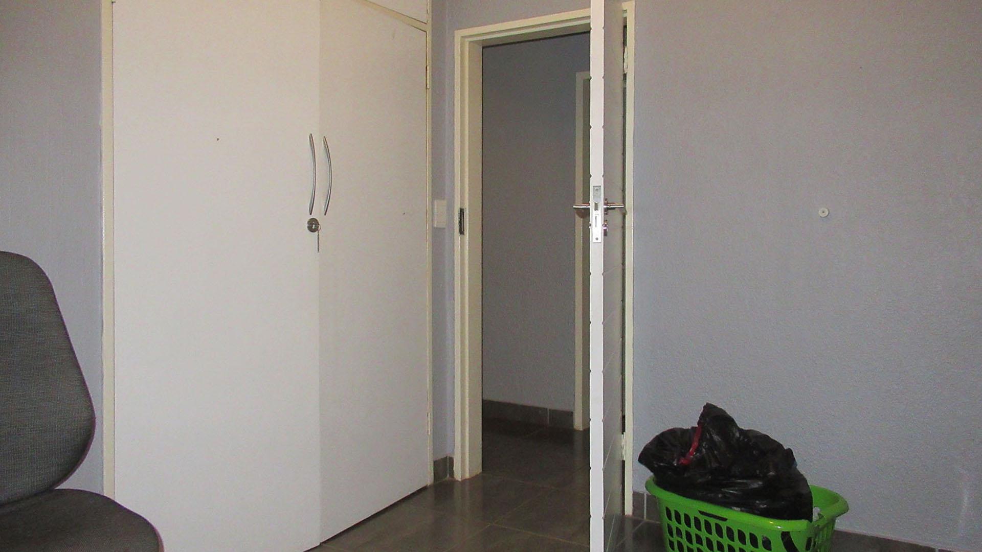 Bed Room 1 - 11 square meters of property in Kloofendal