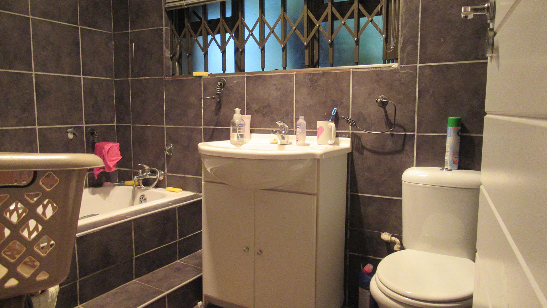 Bathroom 1 - 5 square meters of property in Kloofendal
