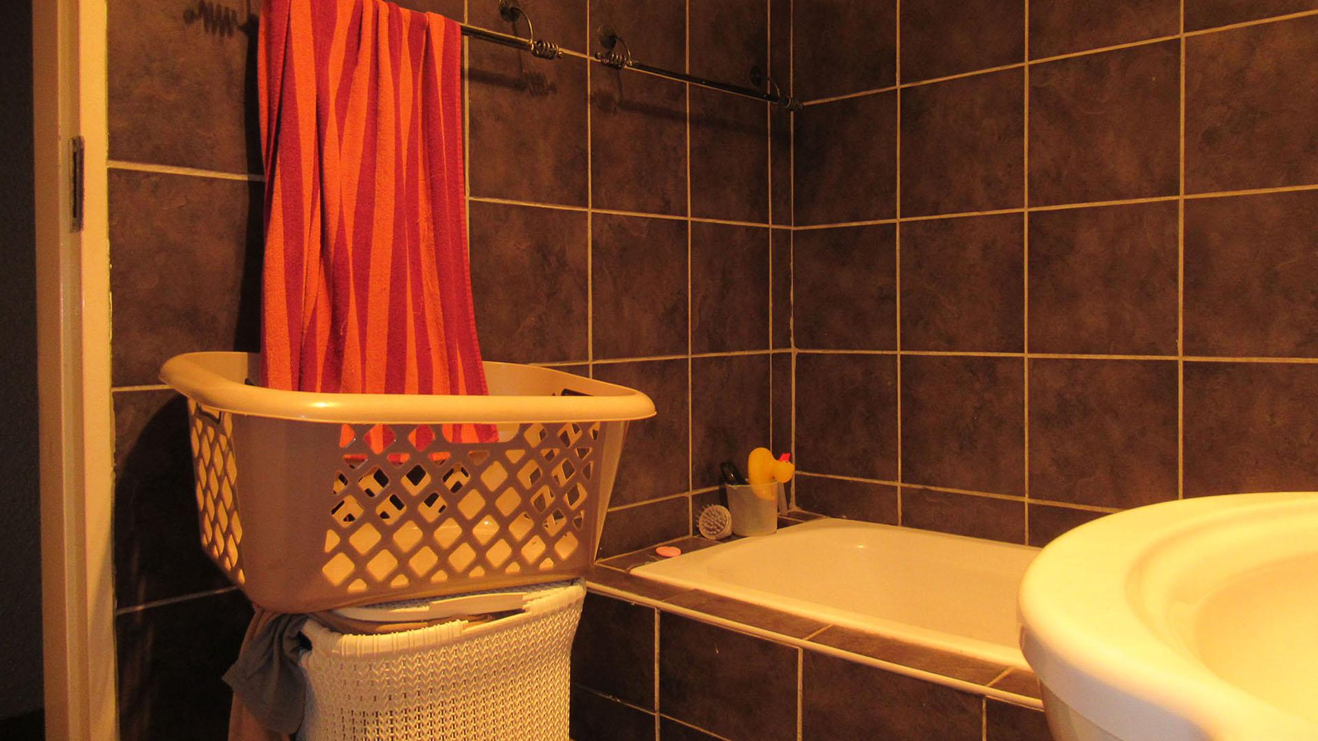 Bathroom 1 - 5 square meters of property in Kloofendal