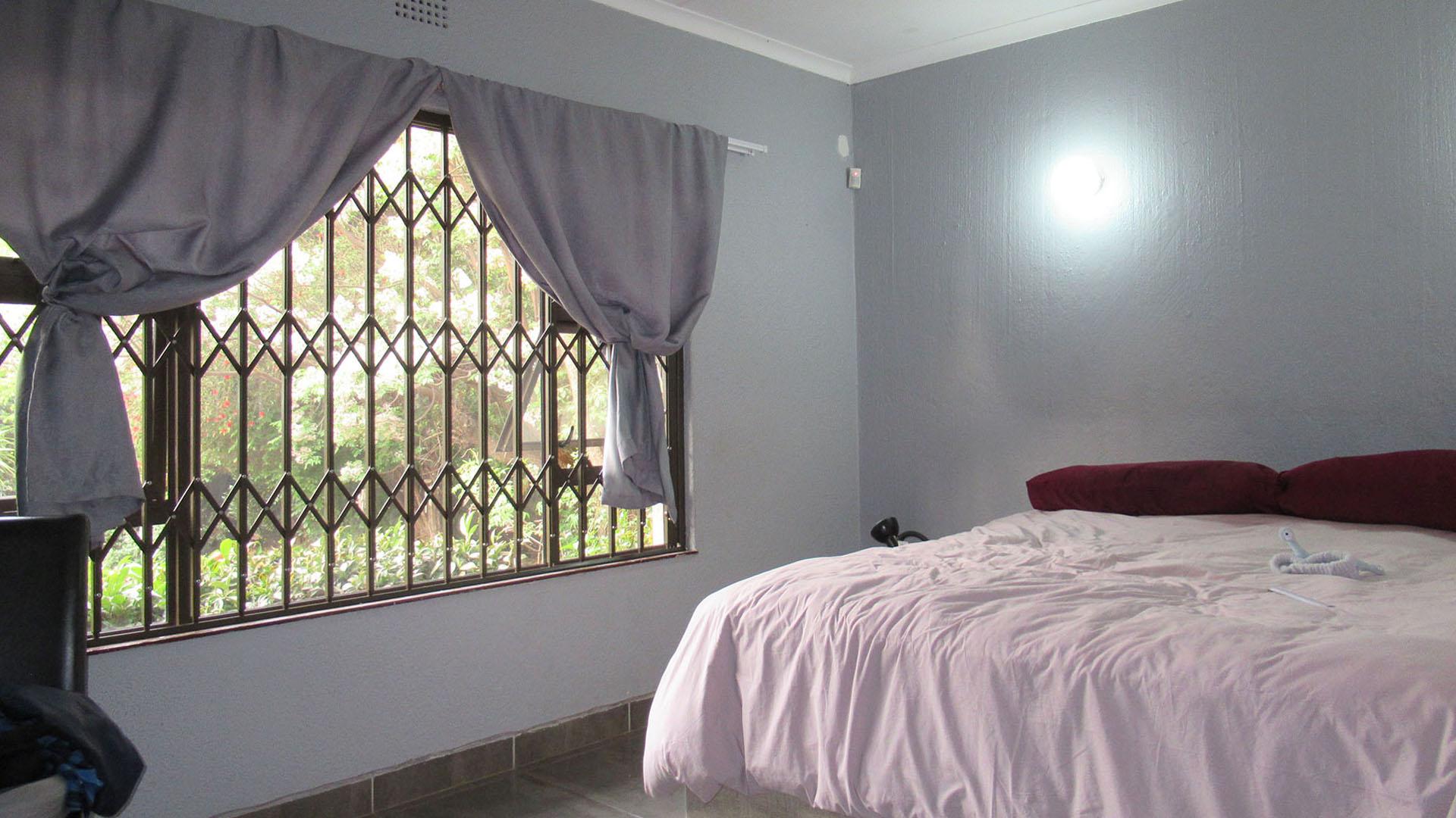 Main Bedroom - 22 square meters of property in Kloofendal