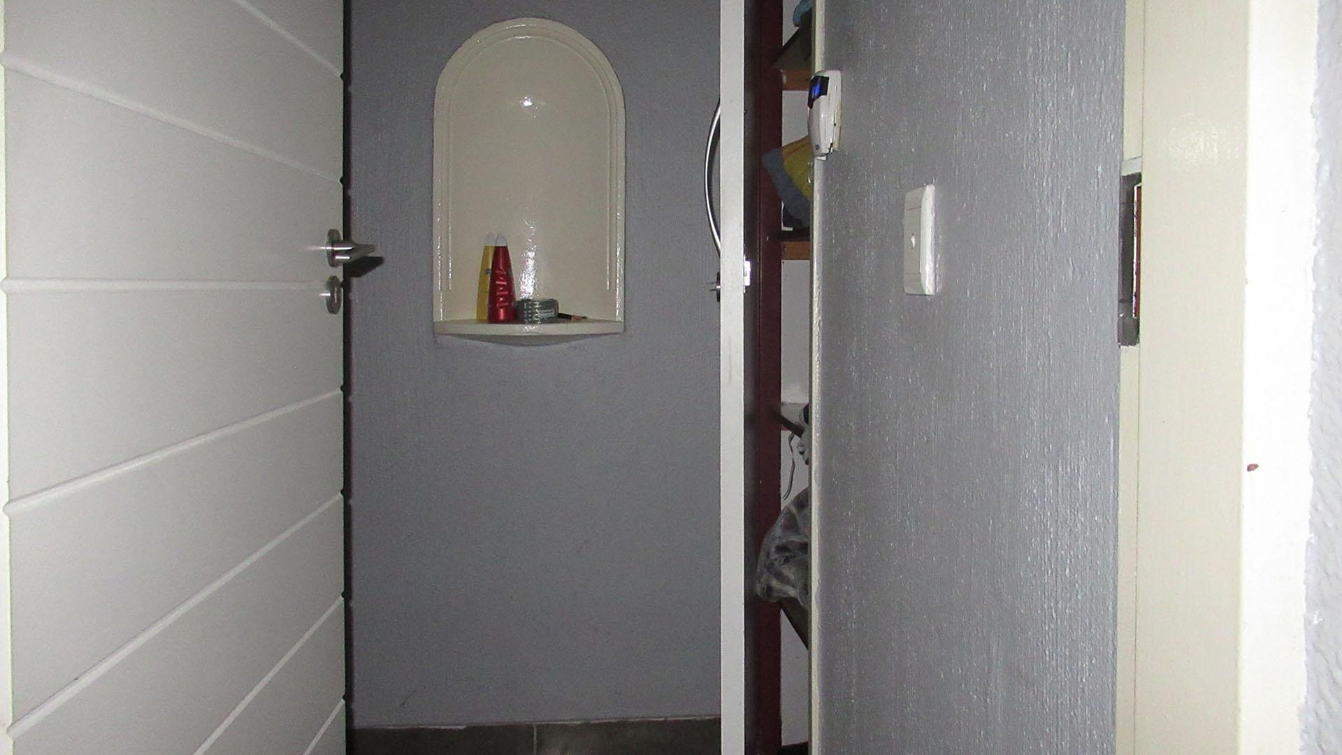 Main Bedroom - 22 square meters of property in Kloofendal