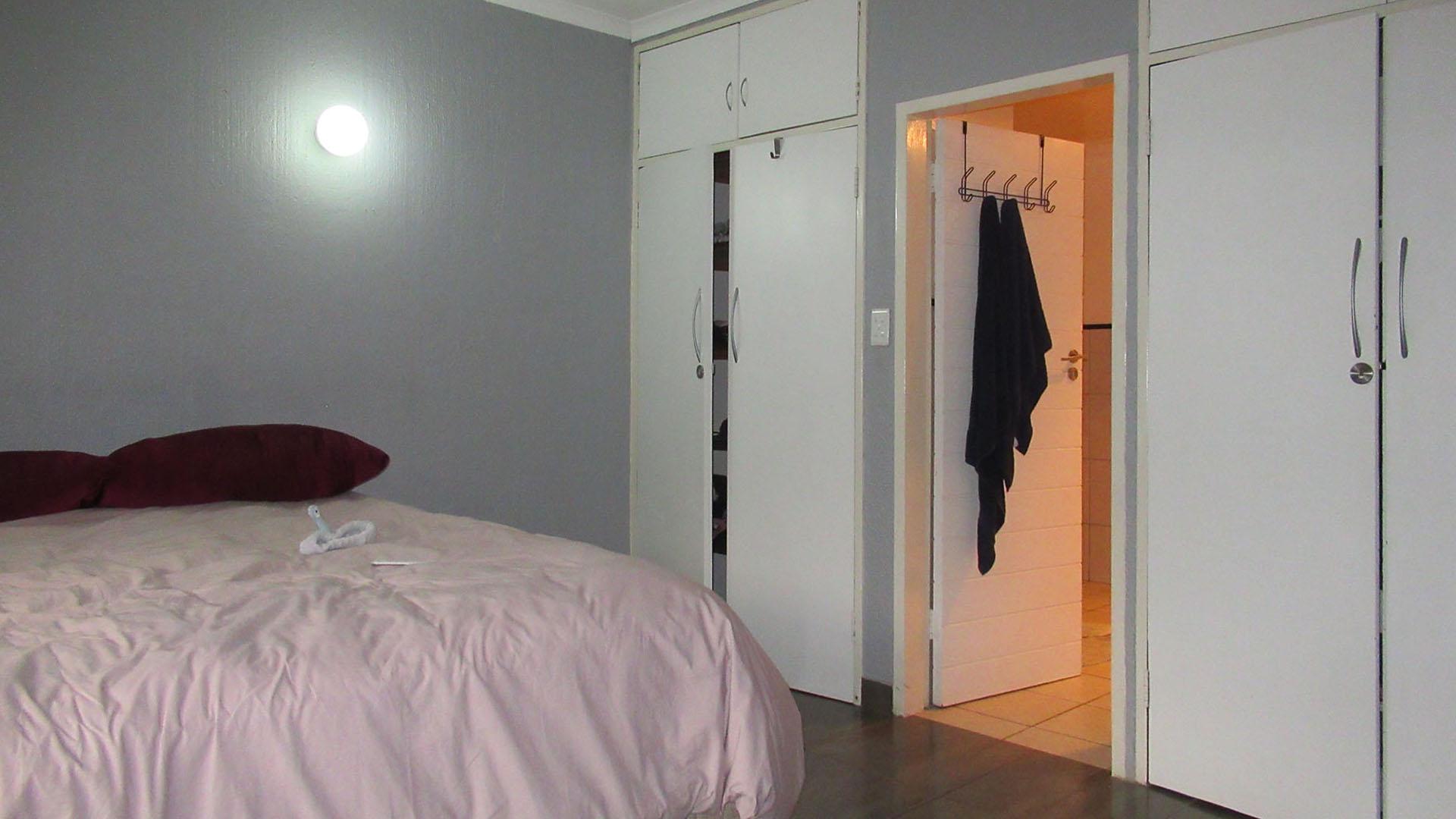 Main Bedroom - 22 square meters of property in Kloofendal