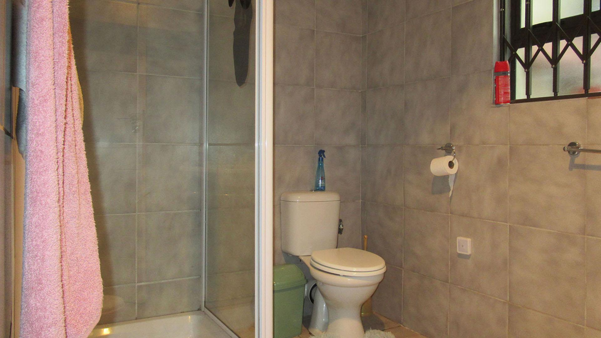 Bathroom 2 - 7 square meters of property in Kloofendal