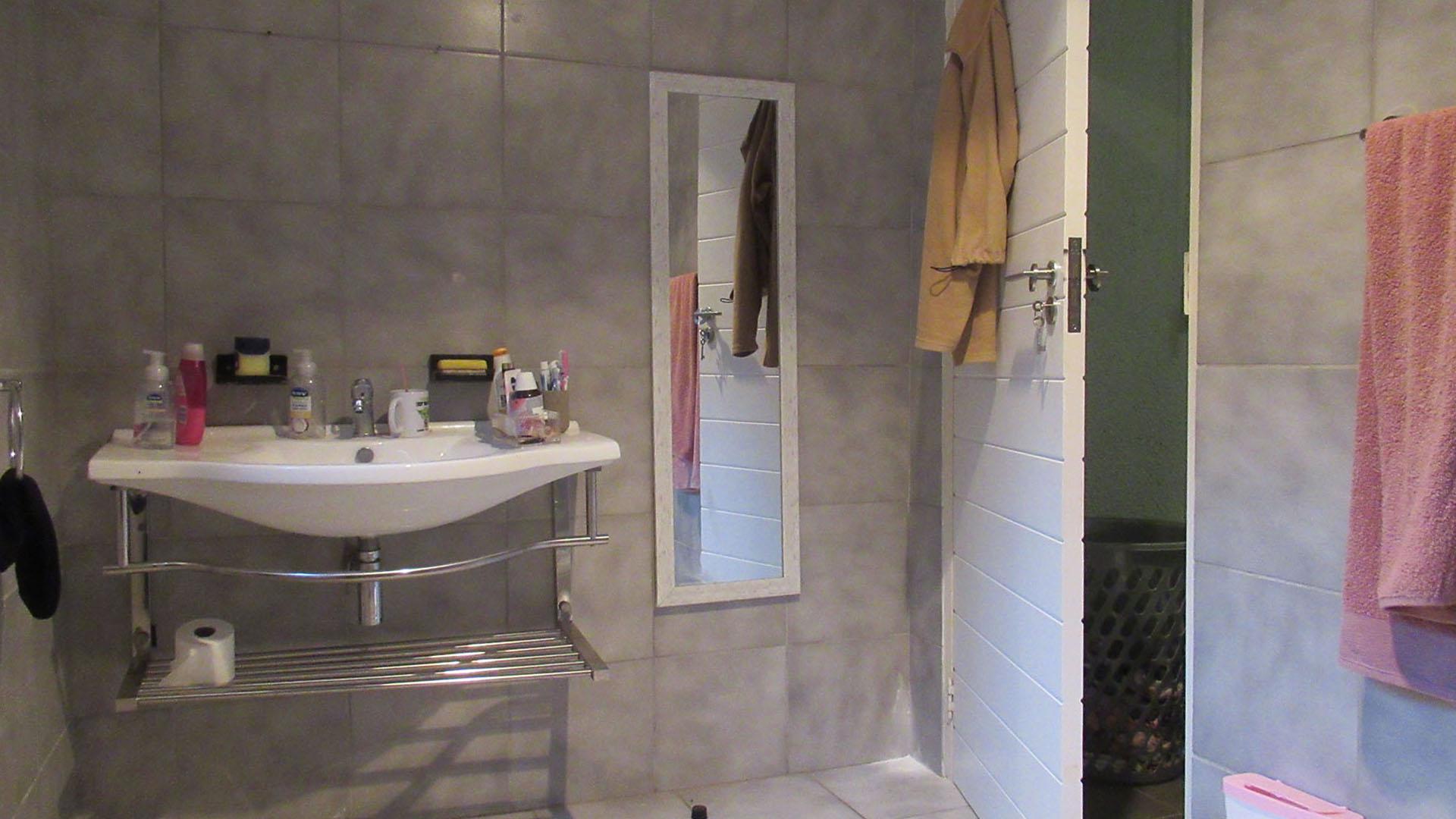 Bathroom 2 - 7 square meters of property in Kloofendal