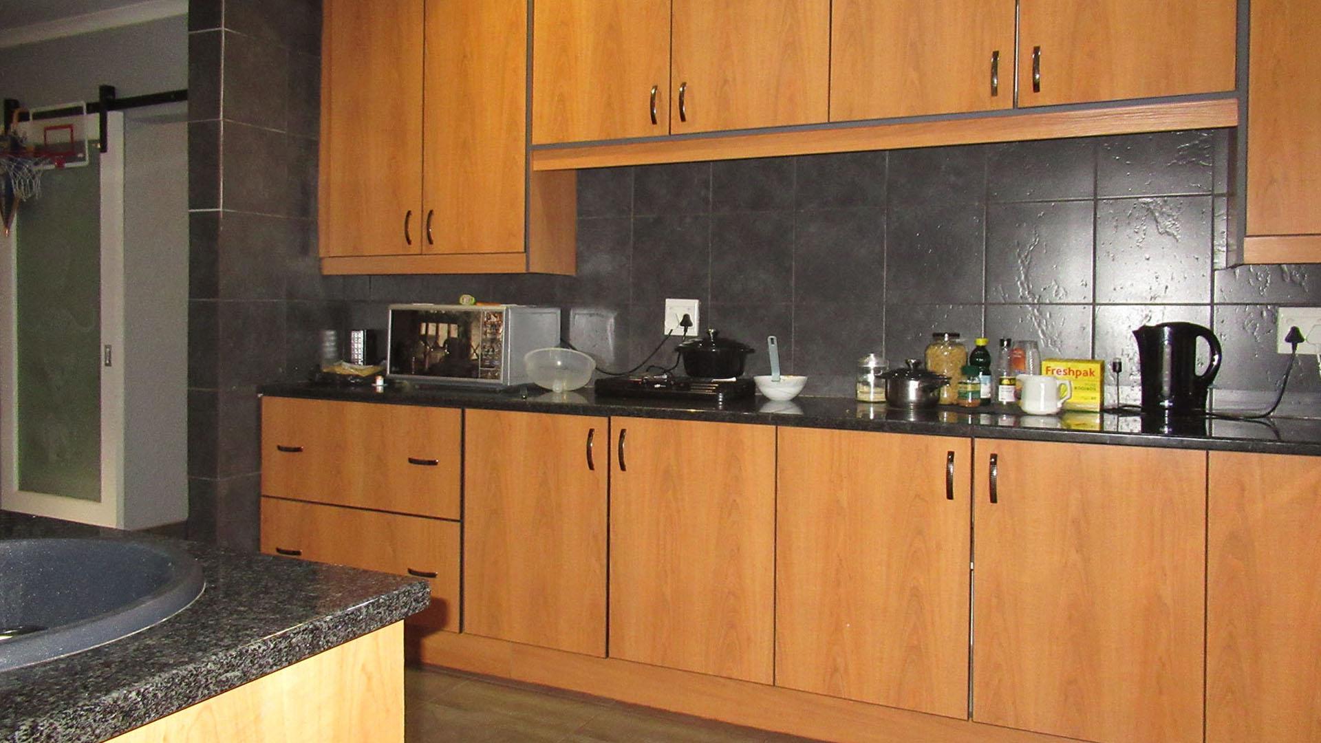 Kitchen - 16 square meters of property in Kloofendal