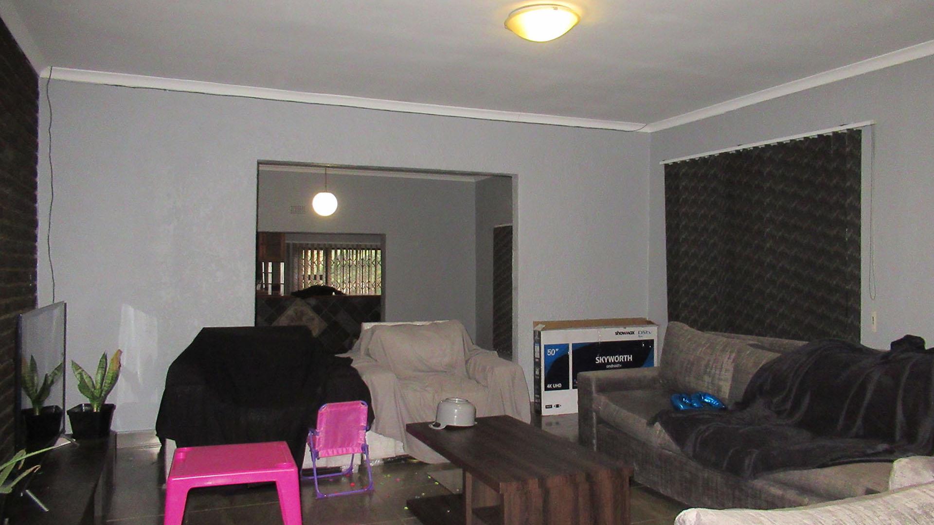Lounges - 42 square meters of property in Kloofendal