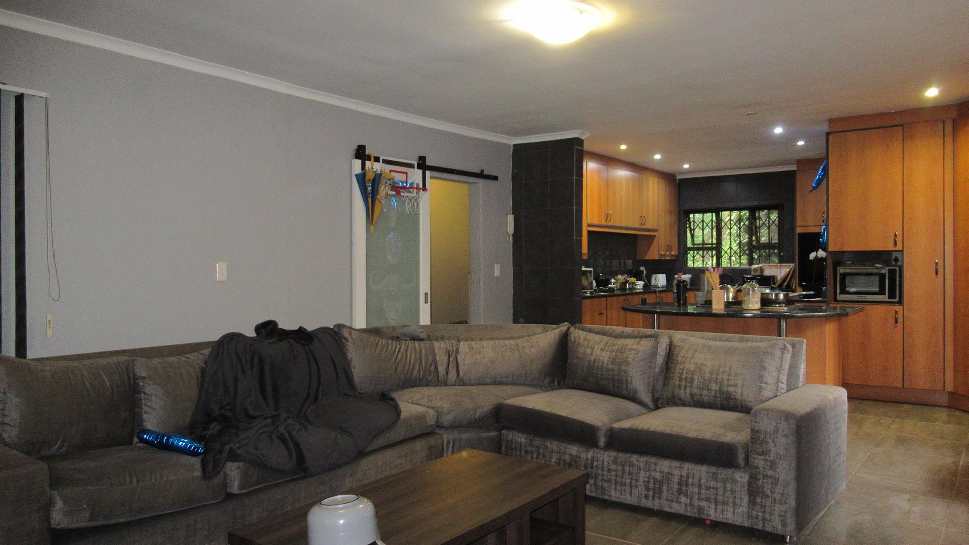 Lounges - 42 square meters of property in Kloofendal