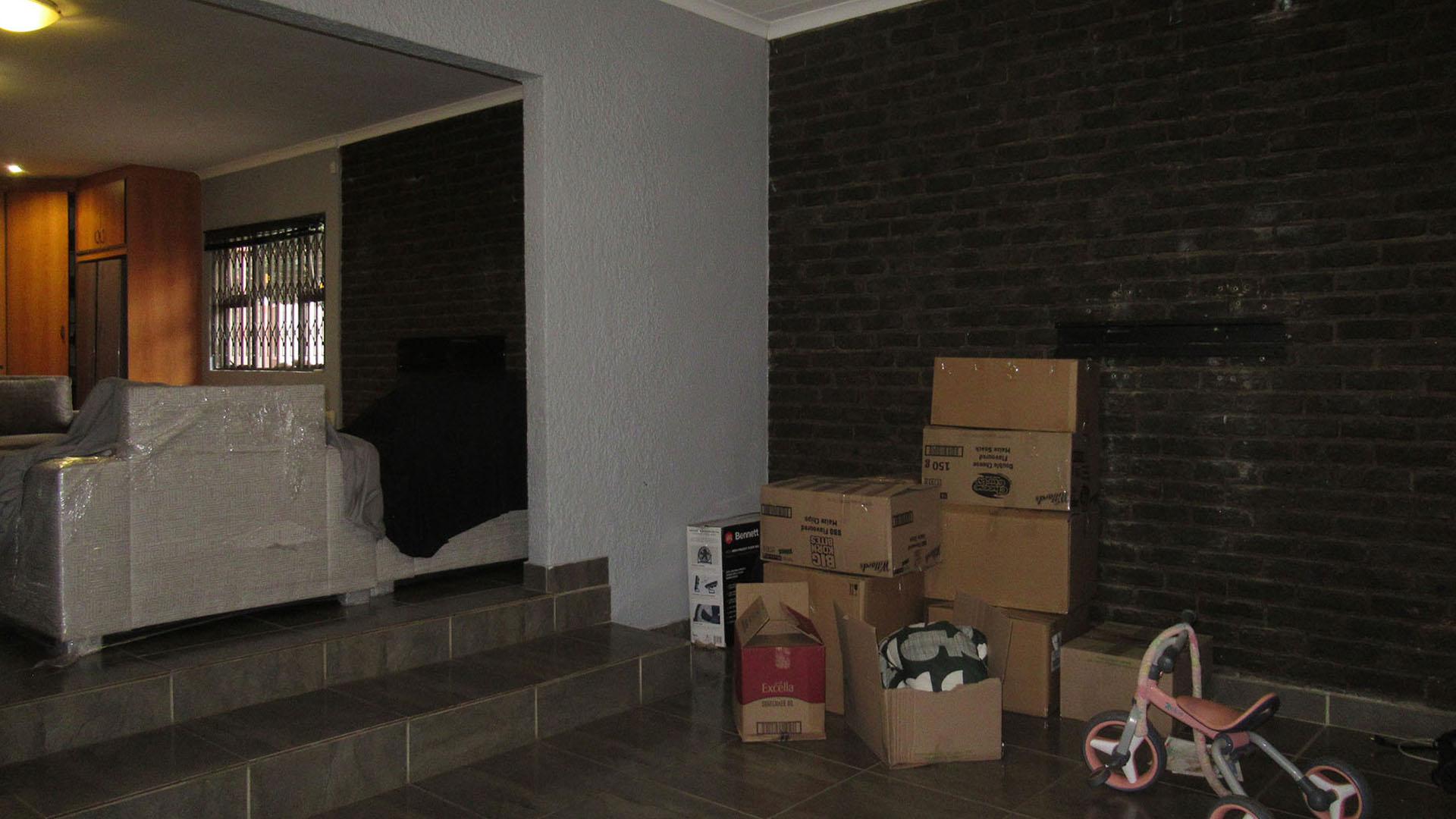 Lounges - 42 square meters of property in Kloofendal